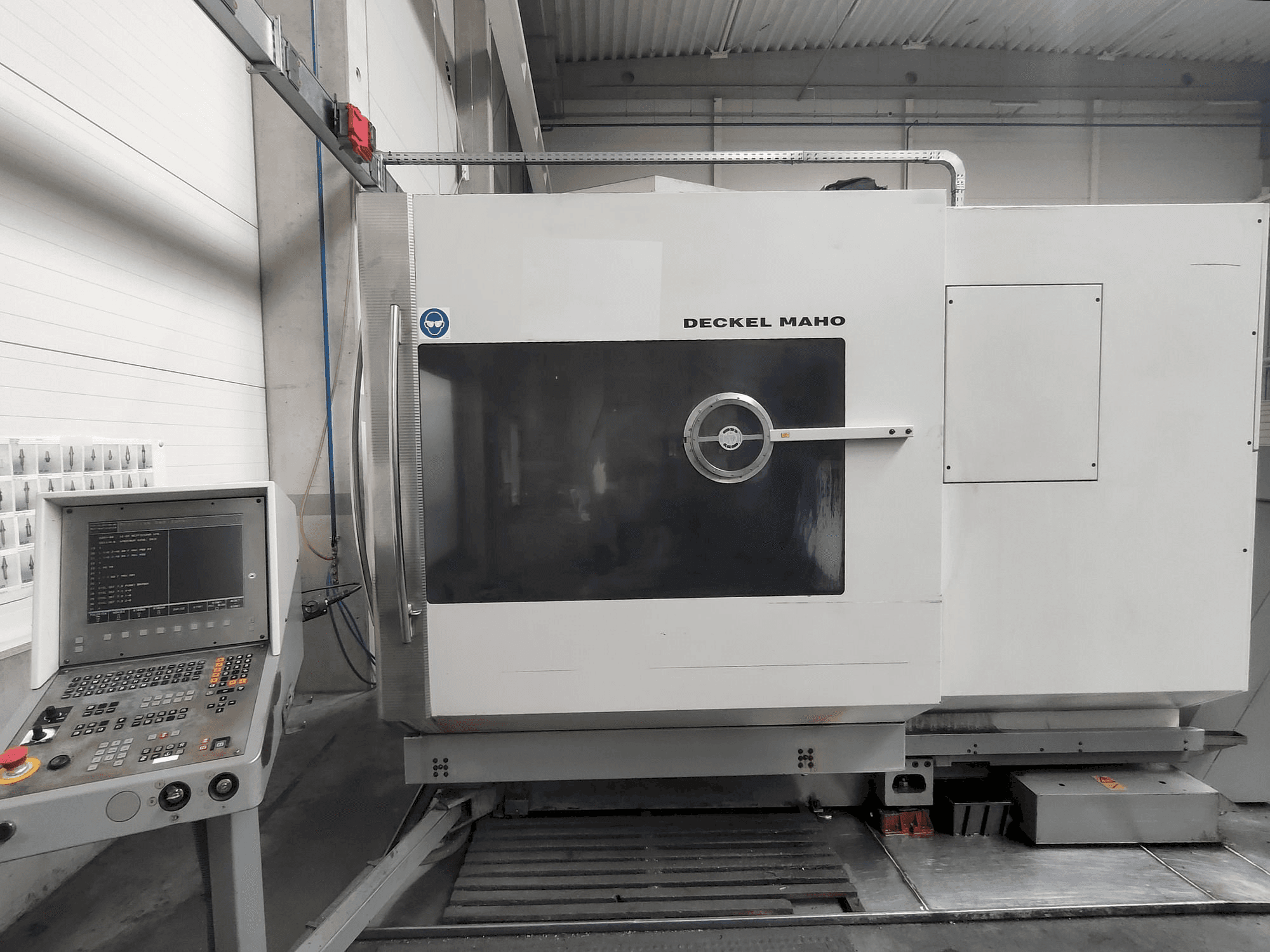 Čelní pohled na DECKEL MAHO DMU 60P stroj