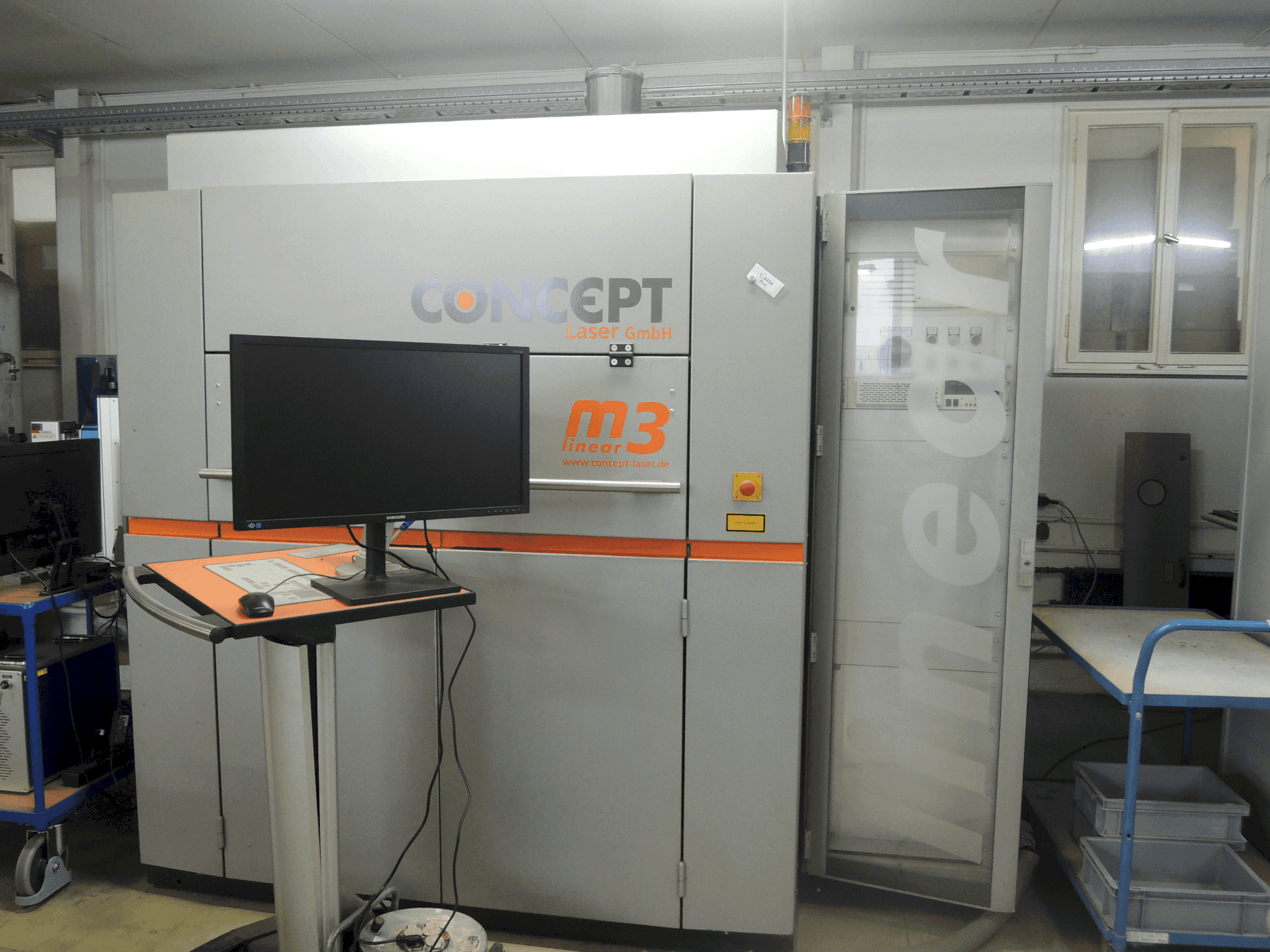 Čelní pohled na CONCEPT LASER LASER M3 Linear stroj