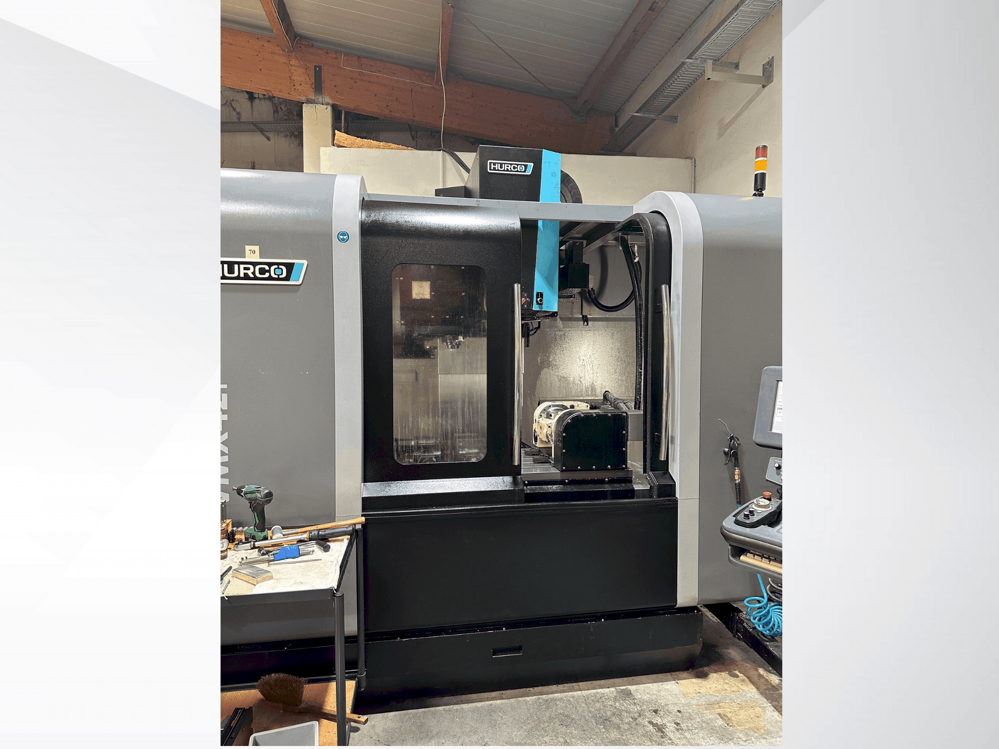 Čelní pohled na Hurco VMX 42i stroj