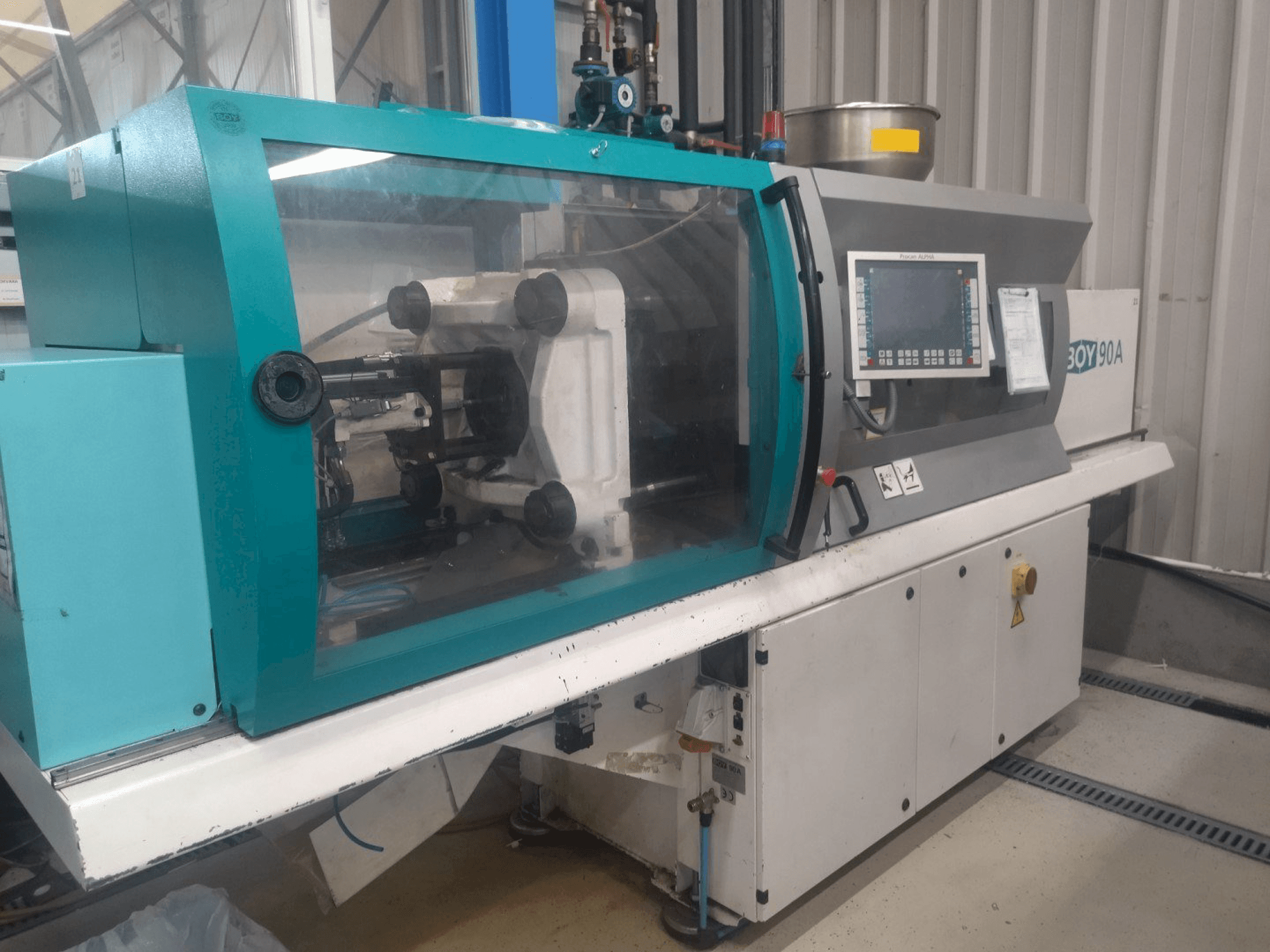 Čelní pohled na BOY 90A stroj