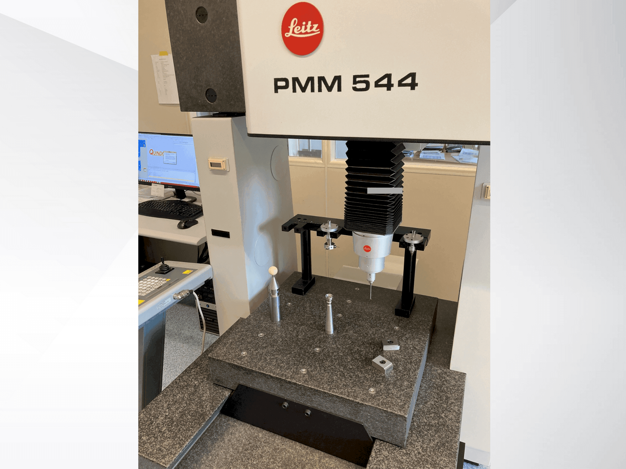 Čelní pohled na LEITZ PMM 544 stroj