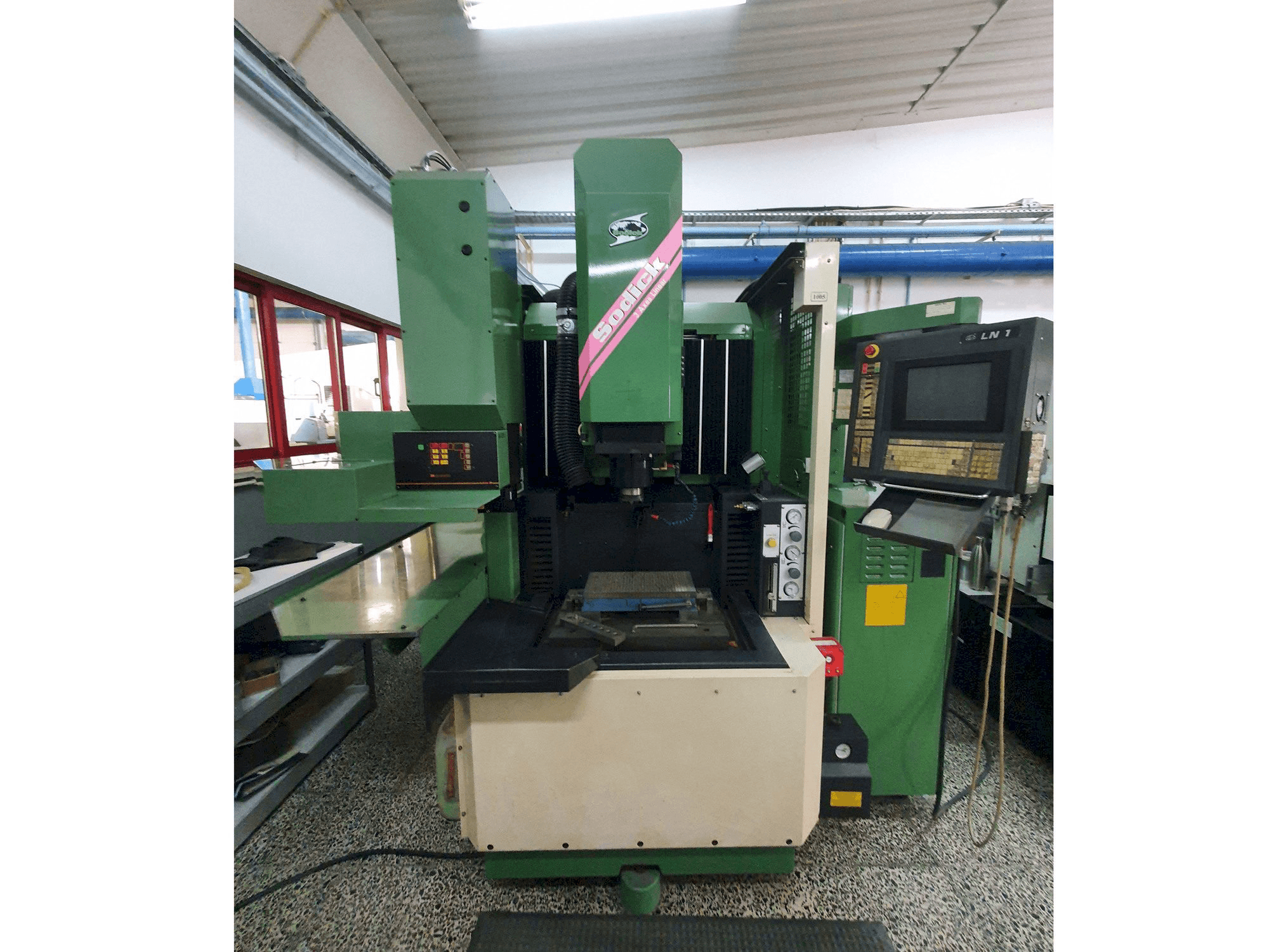 Čelní pohled na Sodick AQ35L stroj