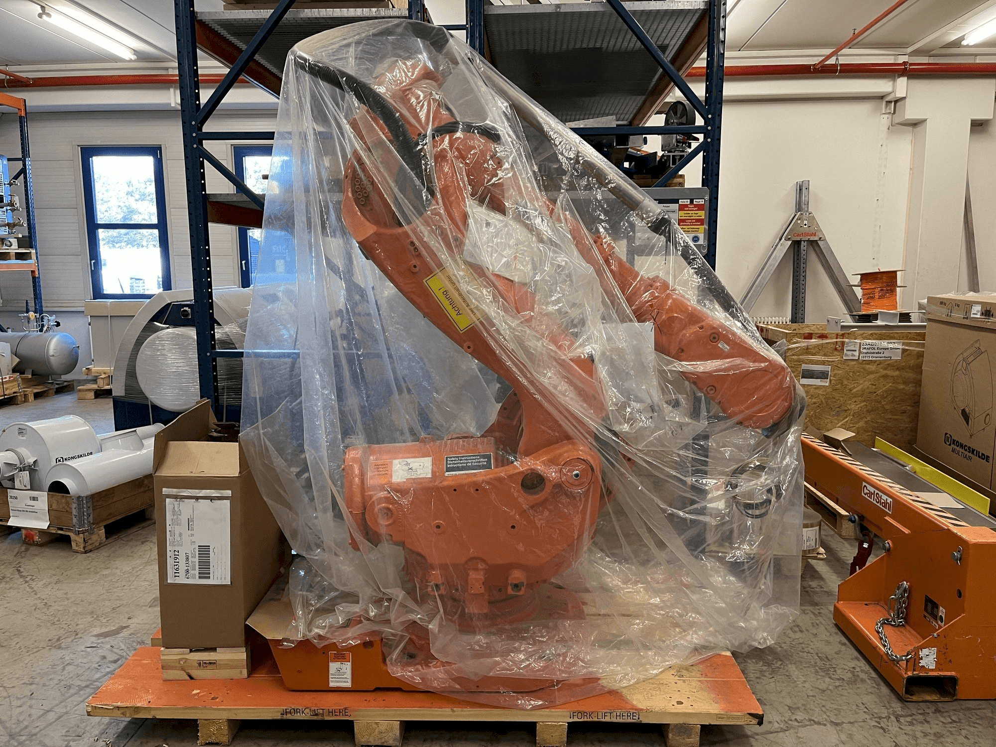 Čelní pohled na ABB IRB 6600 M2004 stroj