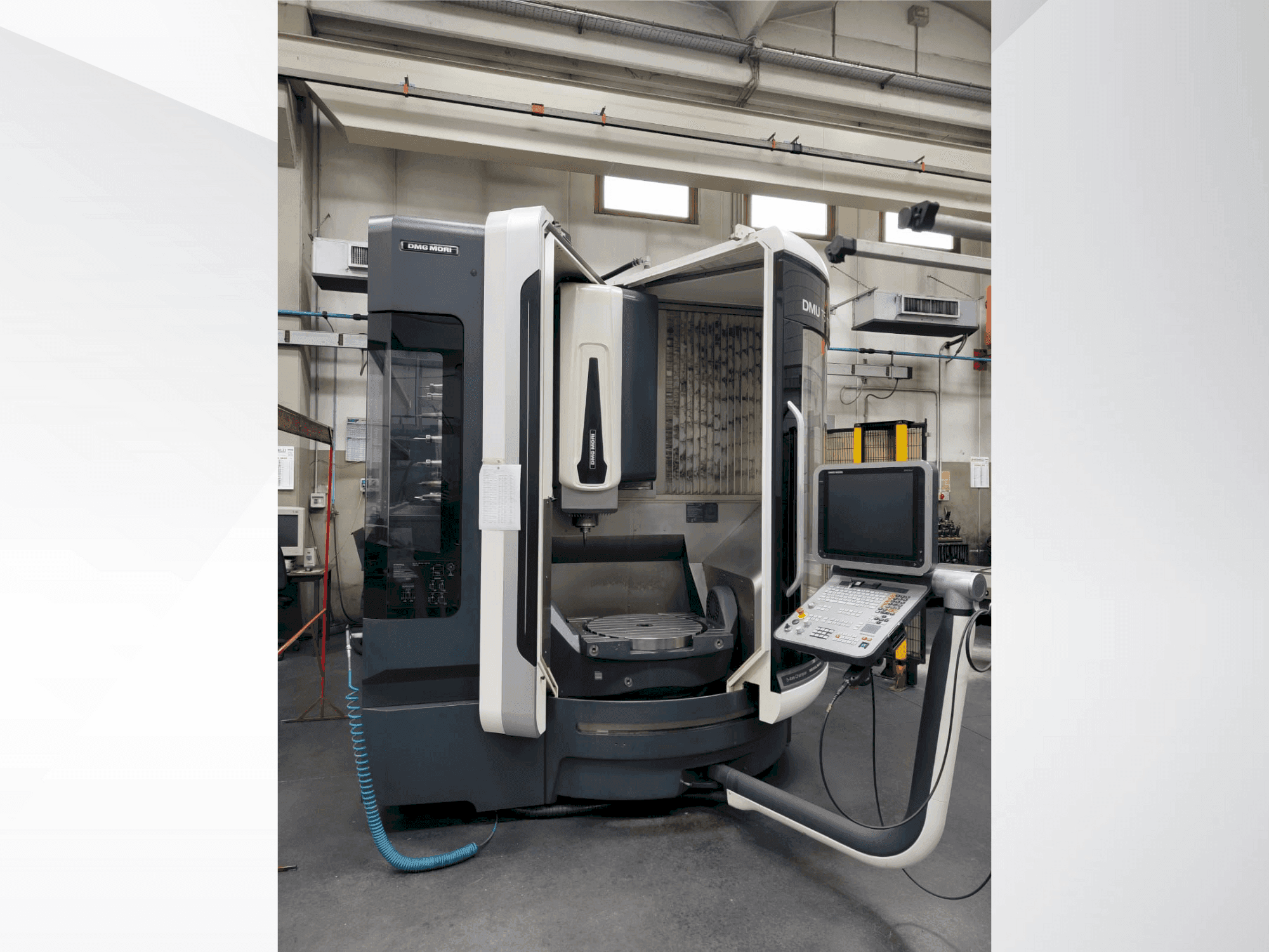 Čelní pohled na DMG MORI DMU 75 Monoblock stroj