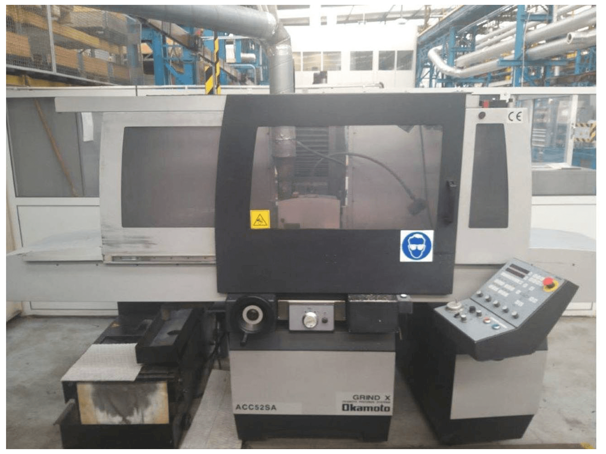 Čelní pohled na OKAMOTO ACC 52SA stroj