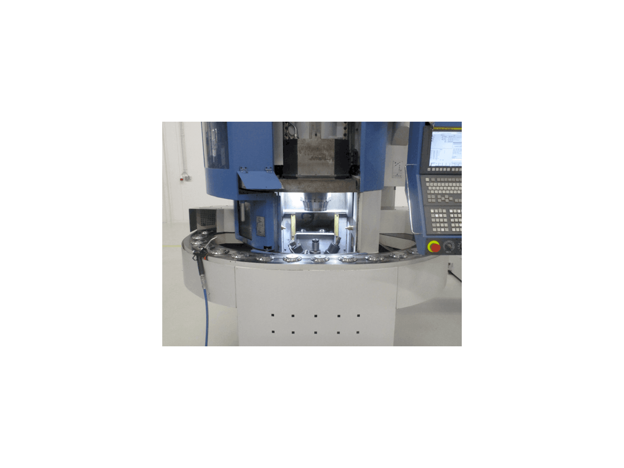 Čelní pohled na EMAG VL3 stroj