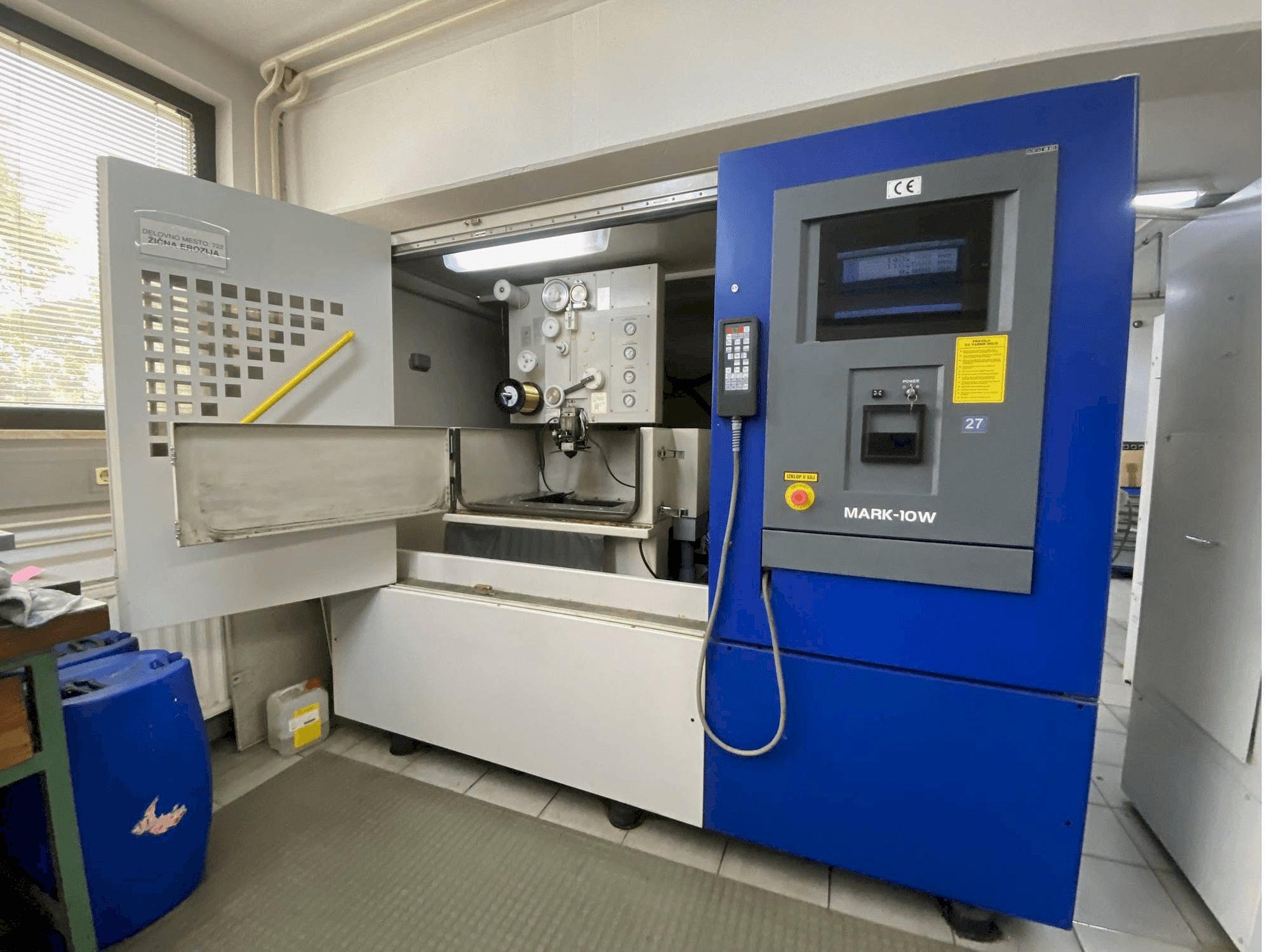 Čelní pohled na Hitachi 254Y stroj