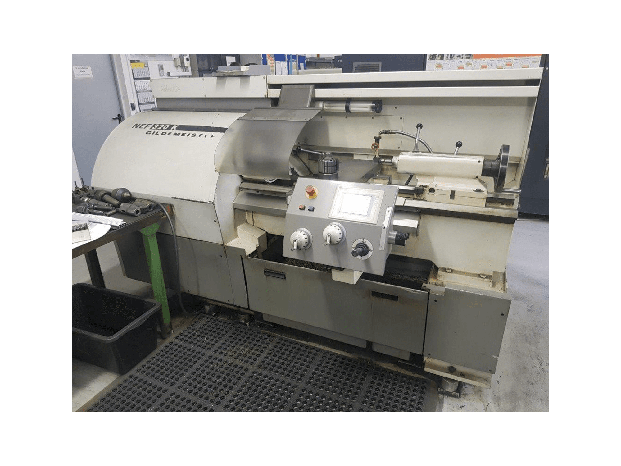Čelní pohled na Gildemeister NEF 320 K stroj