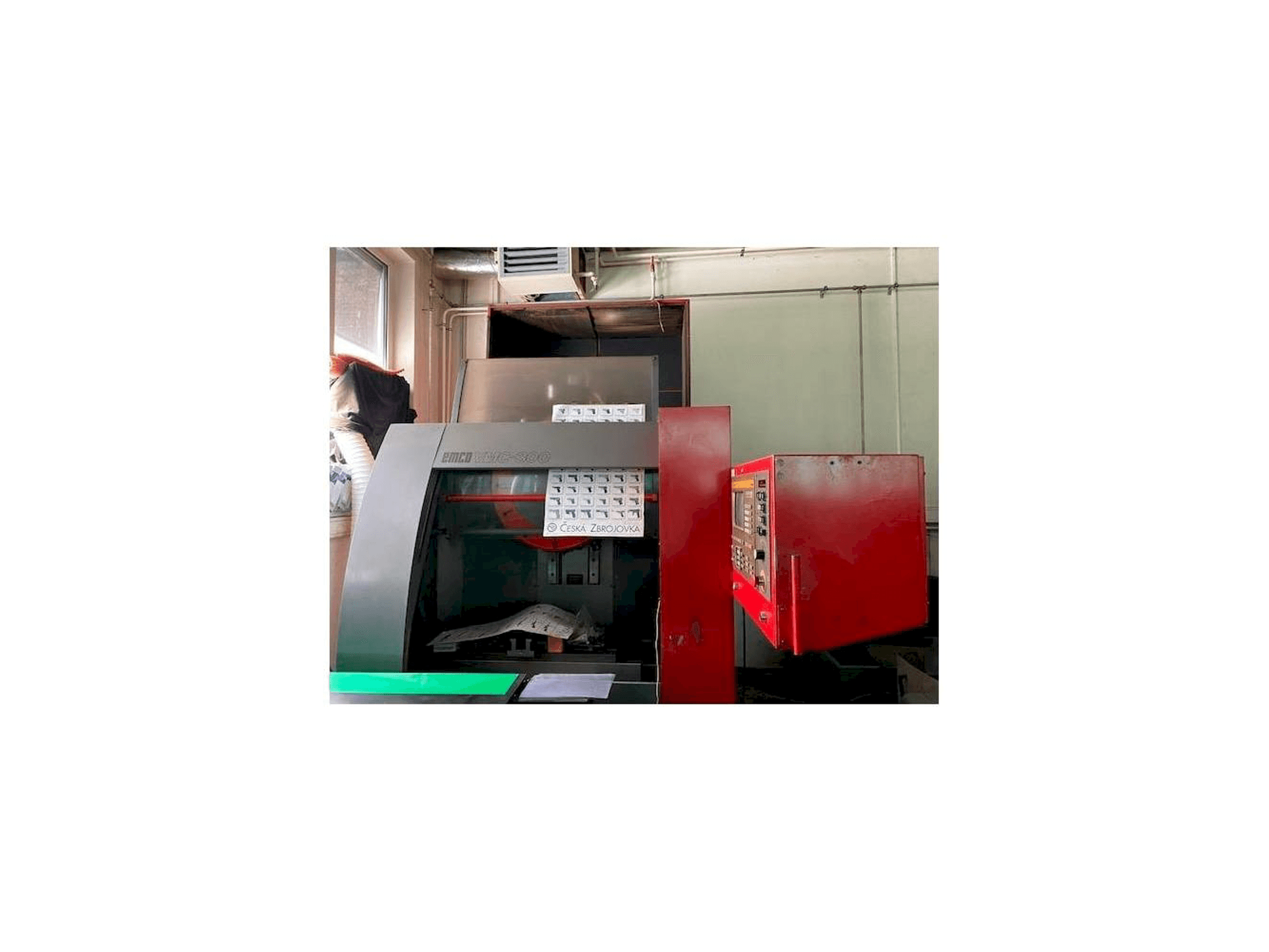 Čelní pohled na EMCO VMC 300 stroj