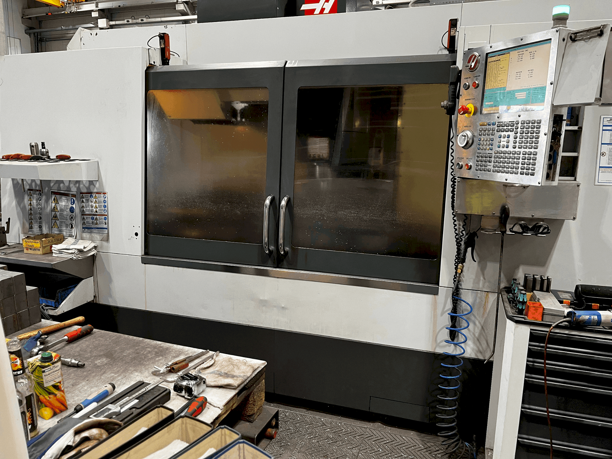 Čelní pohled na HAAS VM-6 stroj