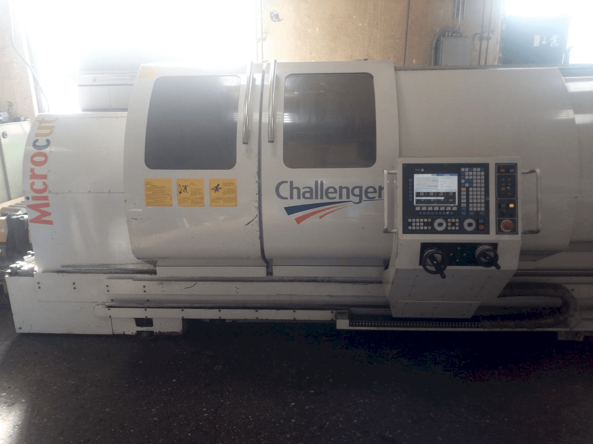 Čelní pohled na MICROCUT BNC 2280 stroj