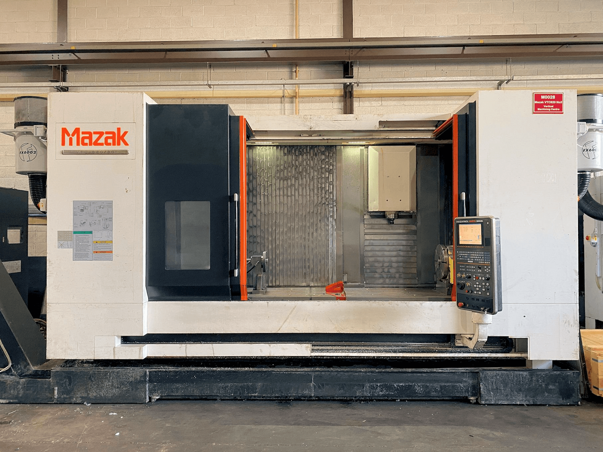 Čelní pohled na Mazak VTC-820/30 stroj