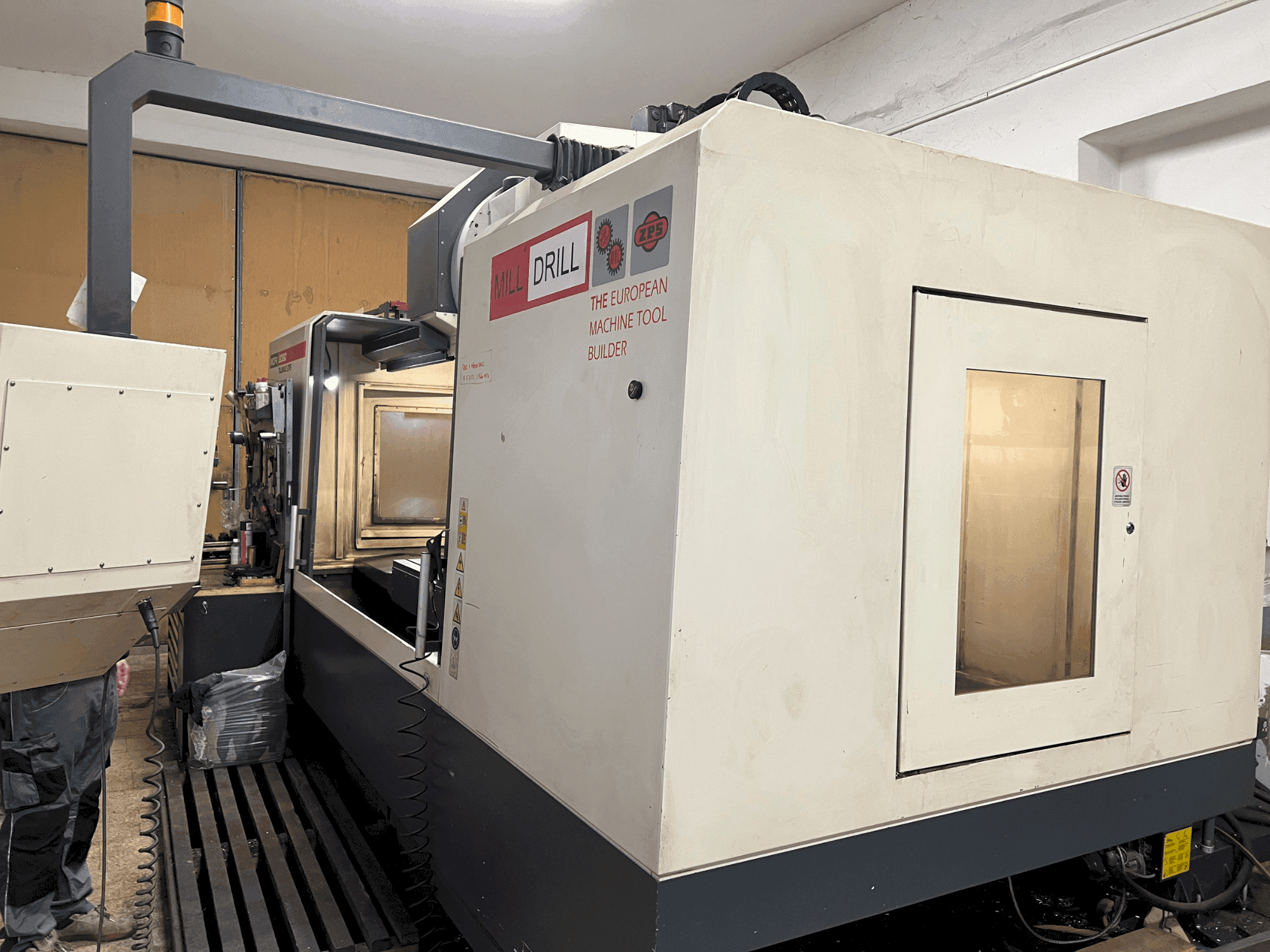 Čelní pohled na TAJMAC-ZPS MCFV 2080 stroj