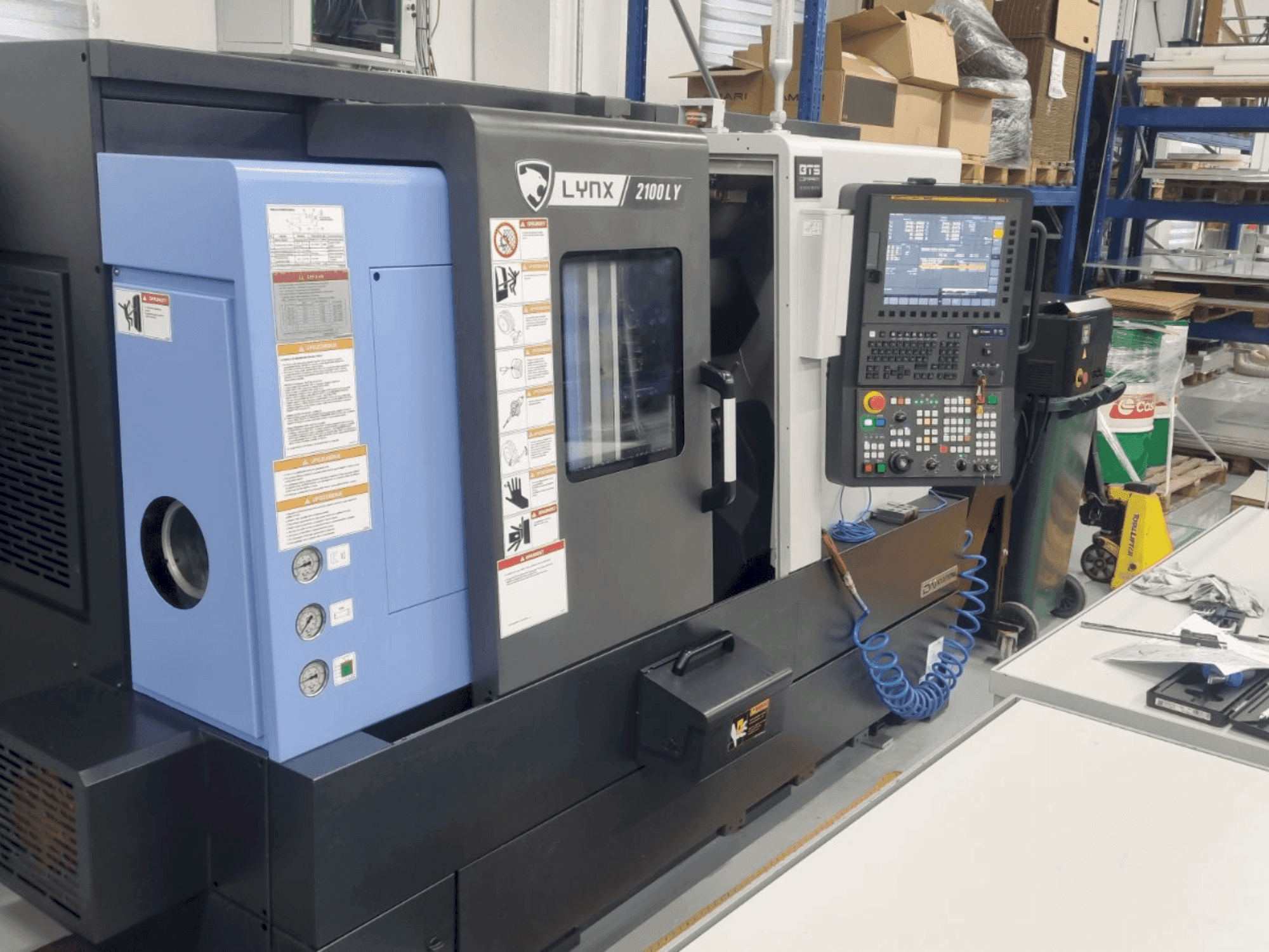 Čelní pohled na DN SOLUTIONS LYNX 2100 LYB stroj