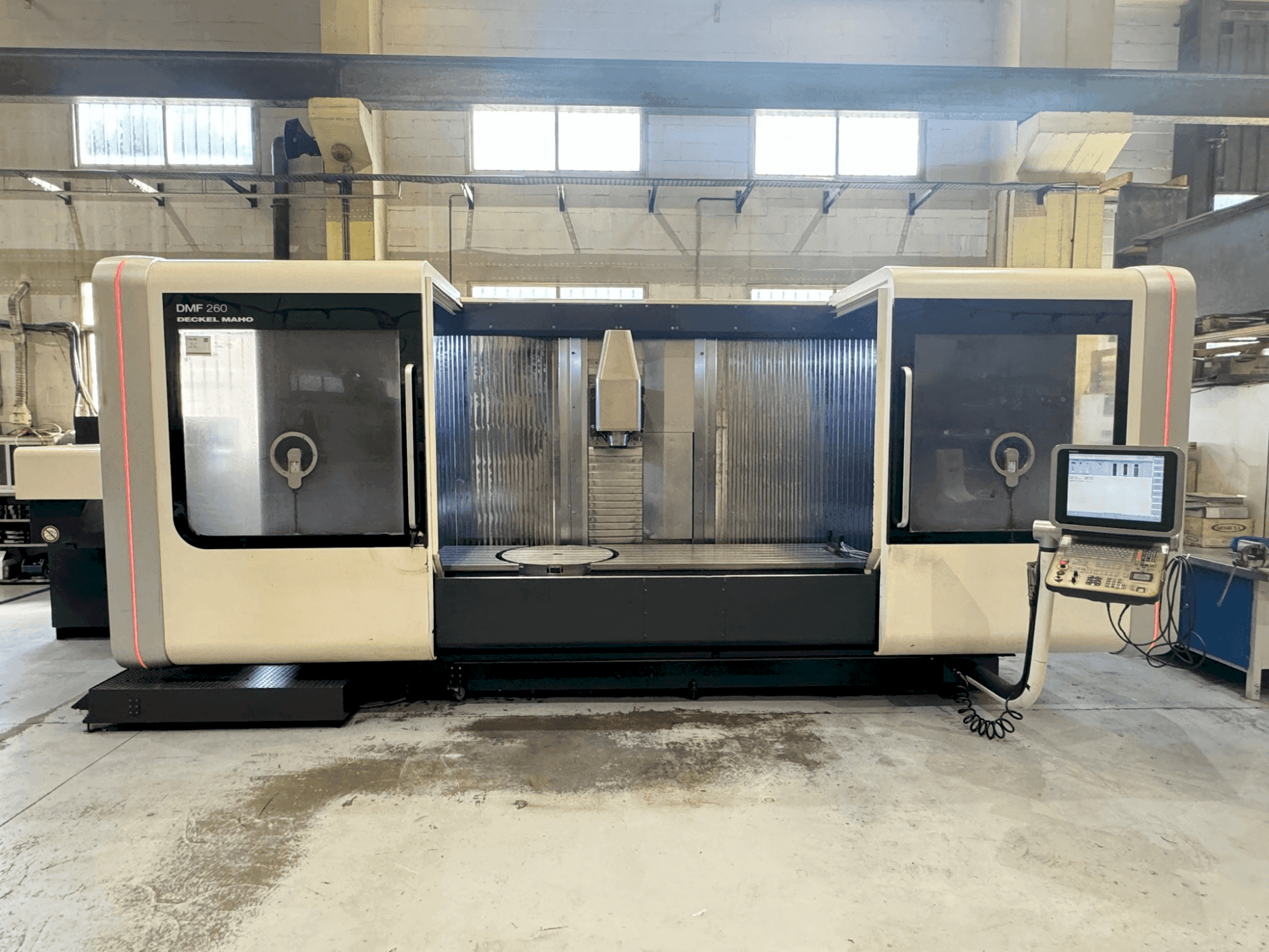 Čelní pohled na DMG MORI DMF 260/7 stroj