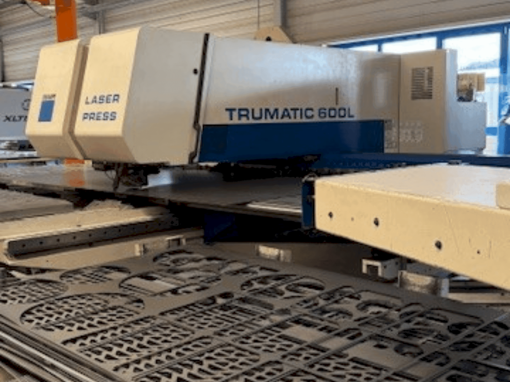 Čelní pohled na TRUMPF Trumatic 600L stroj