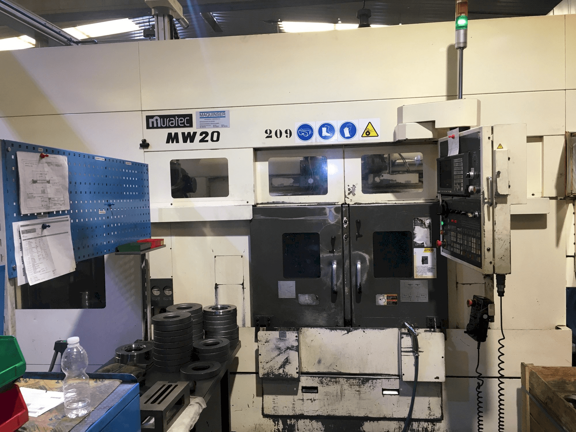 Čelní pohled na Muratec MW20 stroj