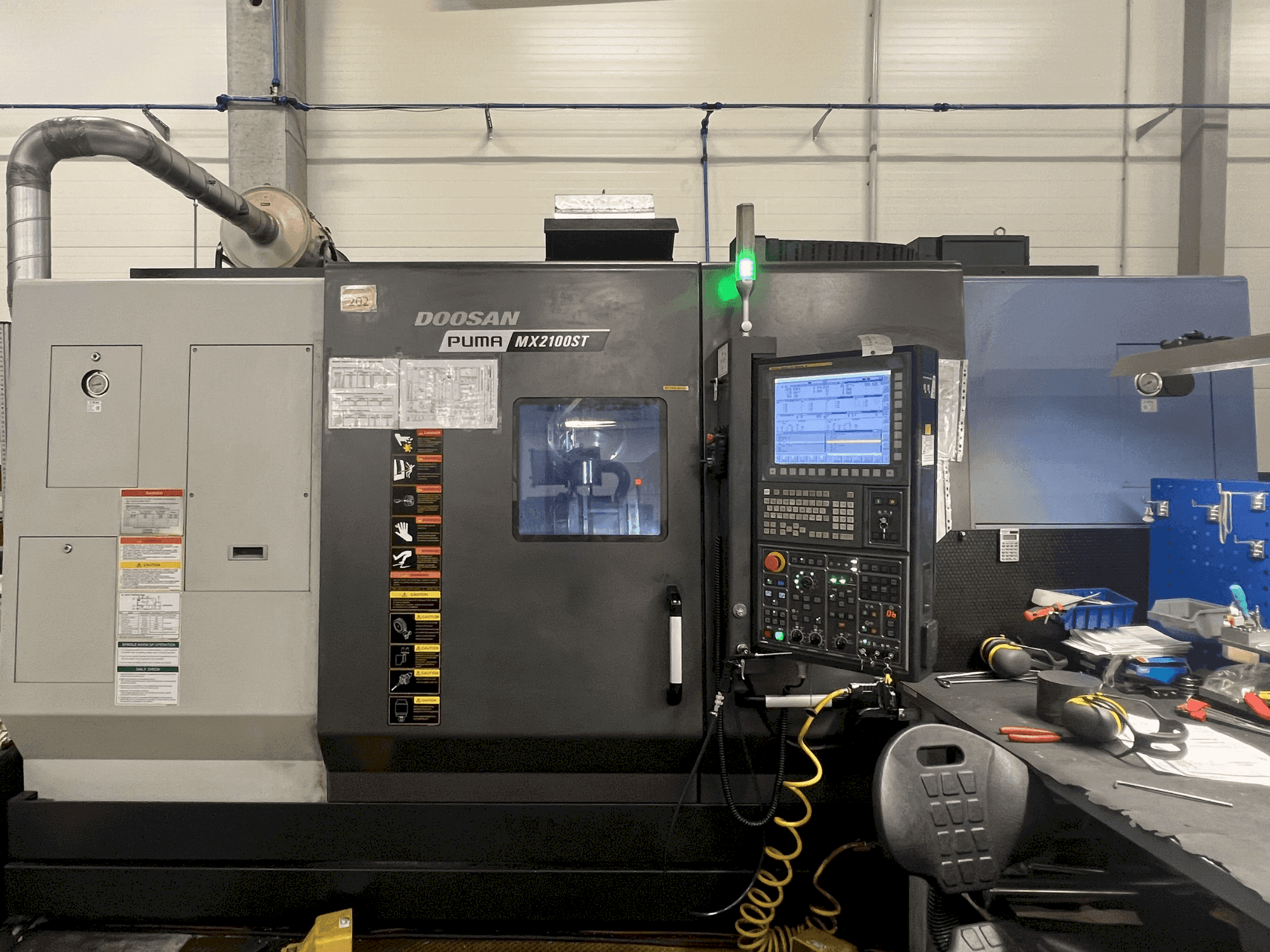 Čelní pohled na DOOSAN MX2100ST stroj