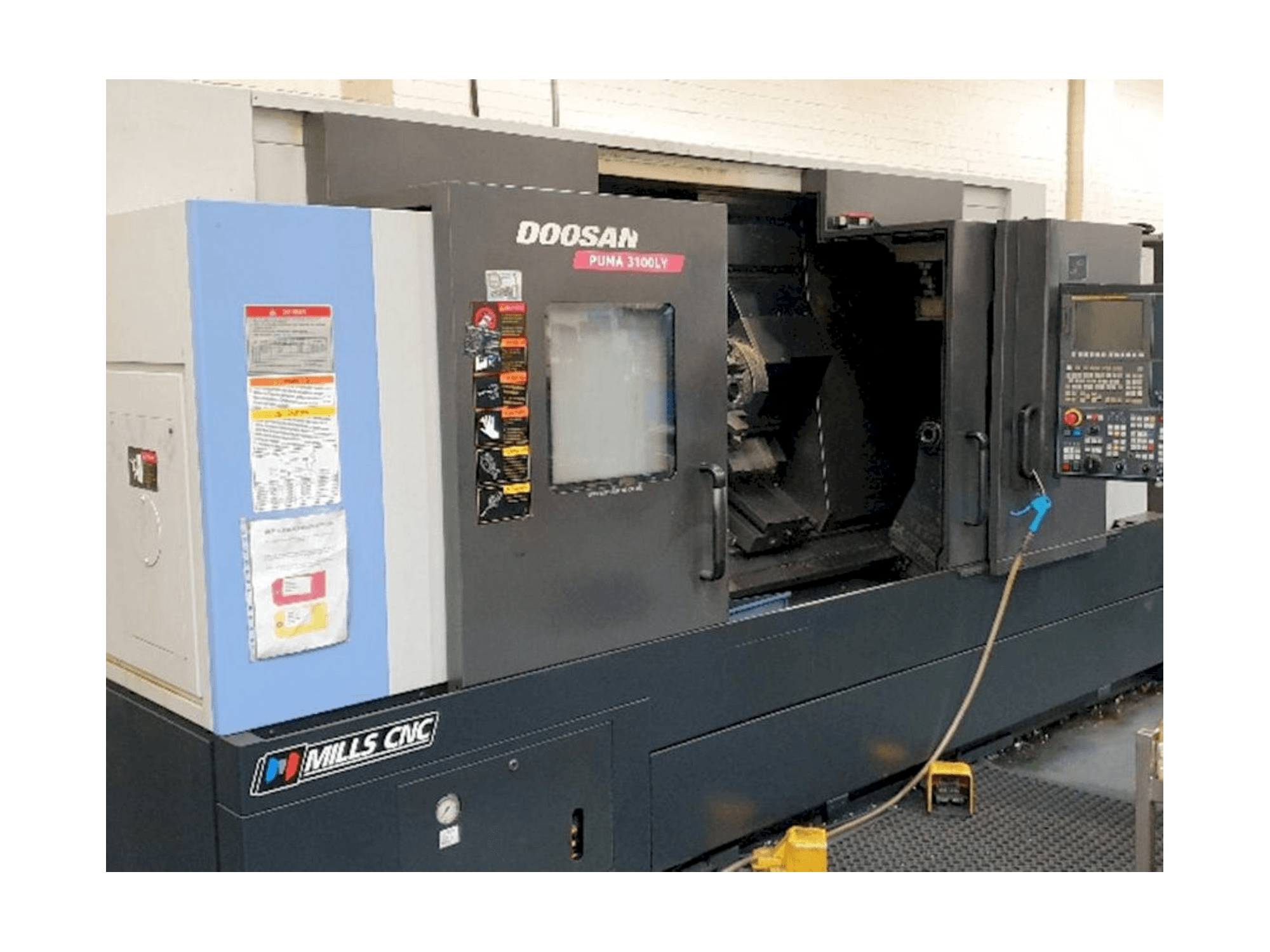 Čelní pohled na Doosan Puma 3100LY stroj