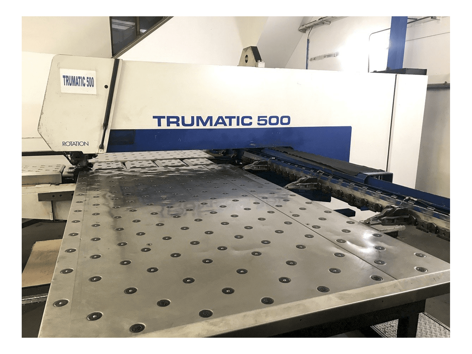 Čelní pohled na Trumpf Trumatic 500R stroj