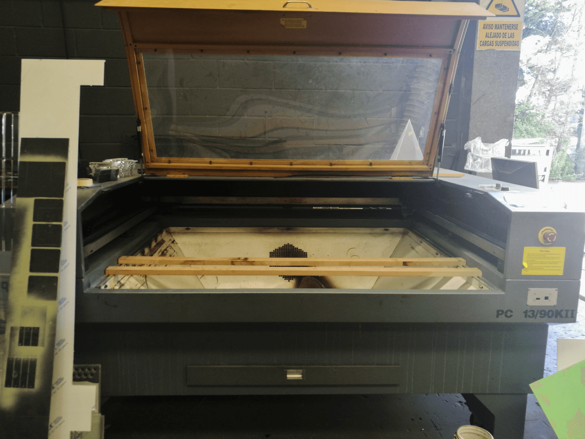 Čelní pohled na PC 13/90KII stroj