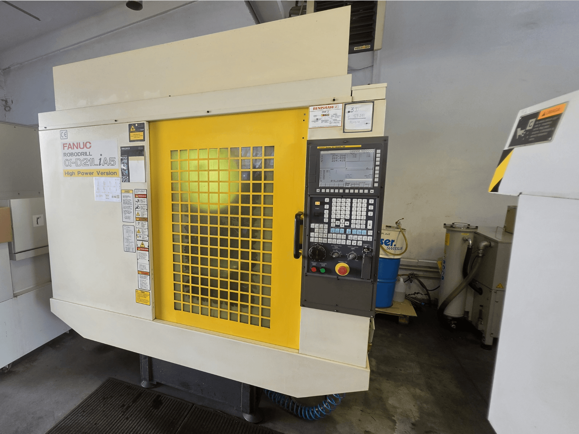 Vertikální obráběcí centrum FANUC ROBODRILL alpha-D21LiA5, pohled zepředu, se žlutými bezpečnostními dvířky a ovládacím panelem.