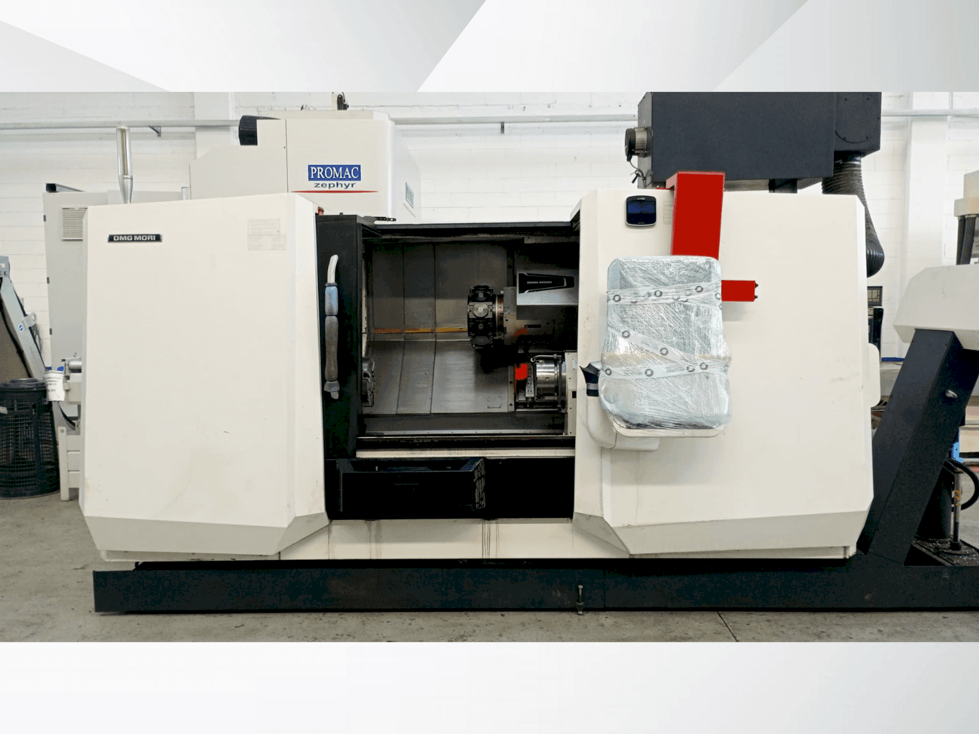 Čelní pohled na DMG MORI CLX 550 stroj