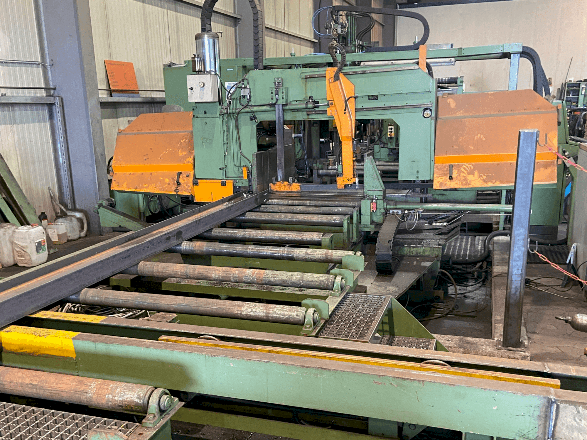 Čelní pohled na MEBA 560 DG-1000 + PEDDINGHAUS TDK 1000 /9P stroj