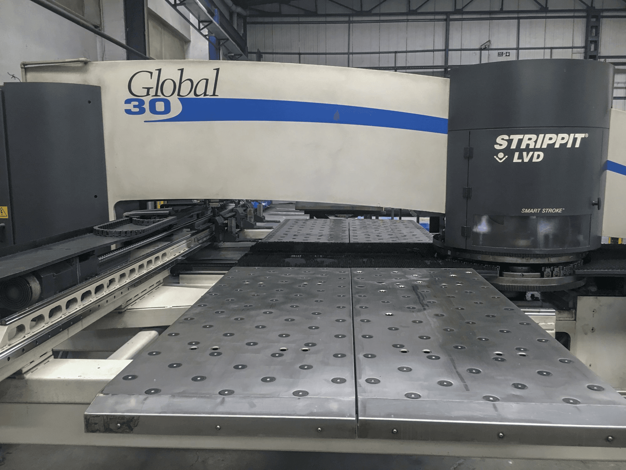 Čelní pohled na LVD STRIPPIT Global 30 1525 stroj