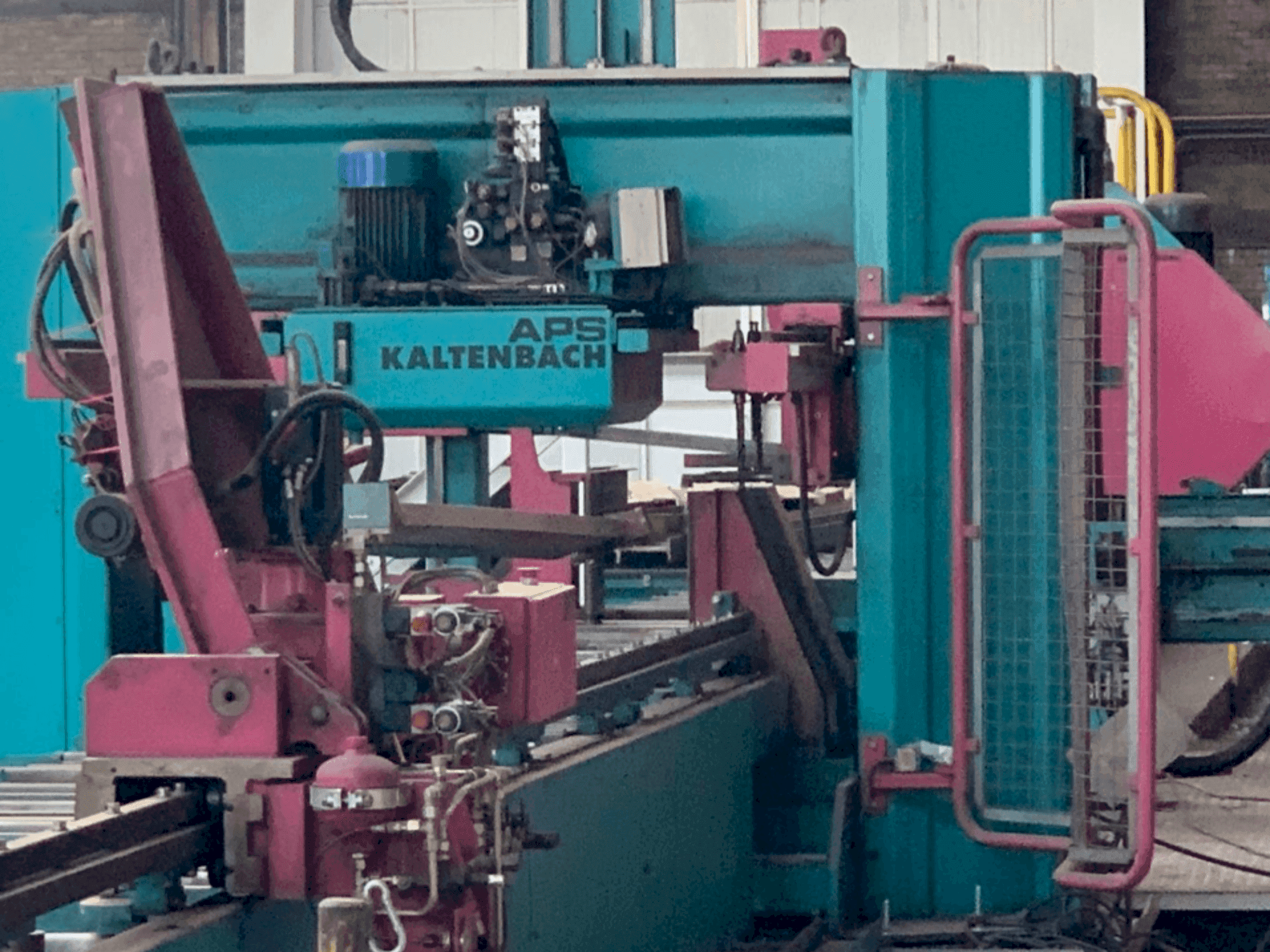 Čelní pohled na KALTENBACH KBS 851 DGNC stroj