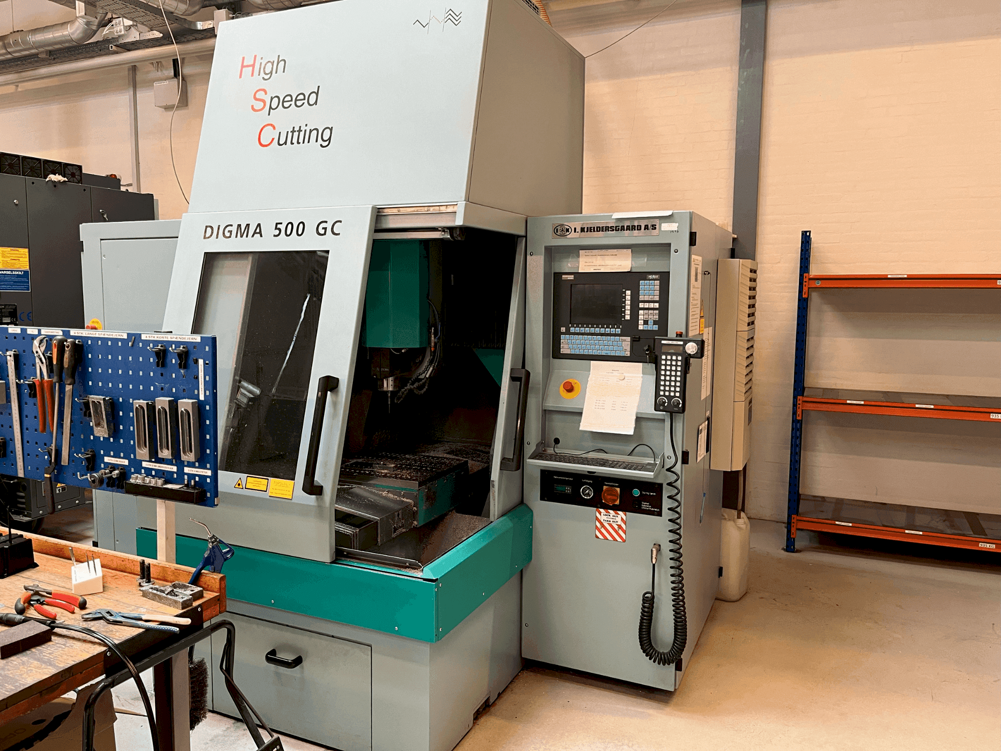 Čelní pohled na DIGMA 500 GC stroj