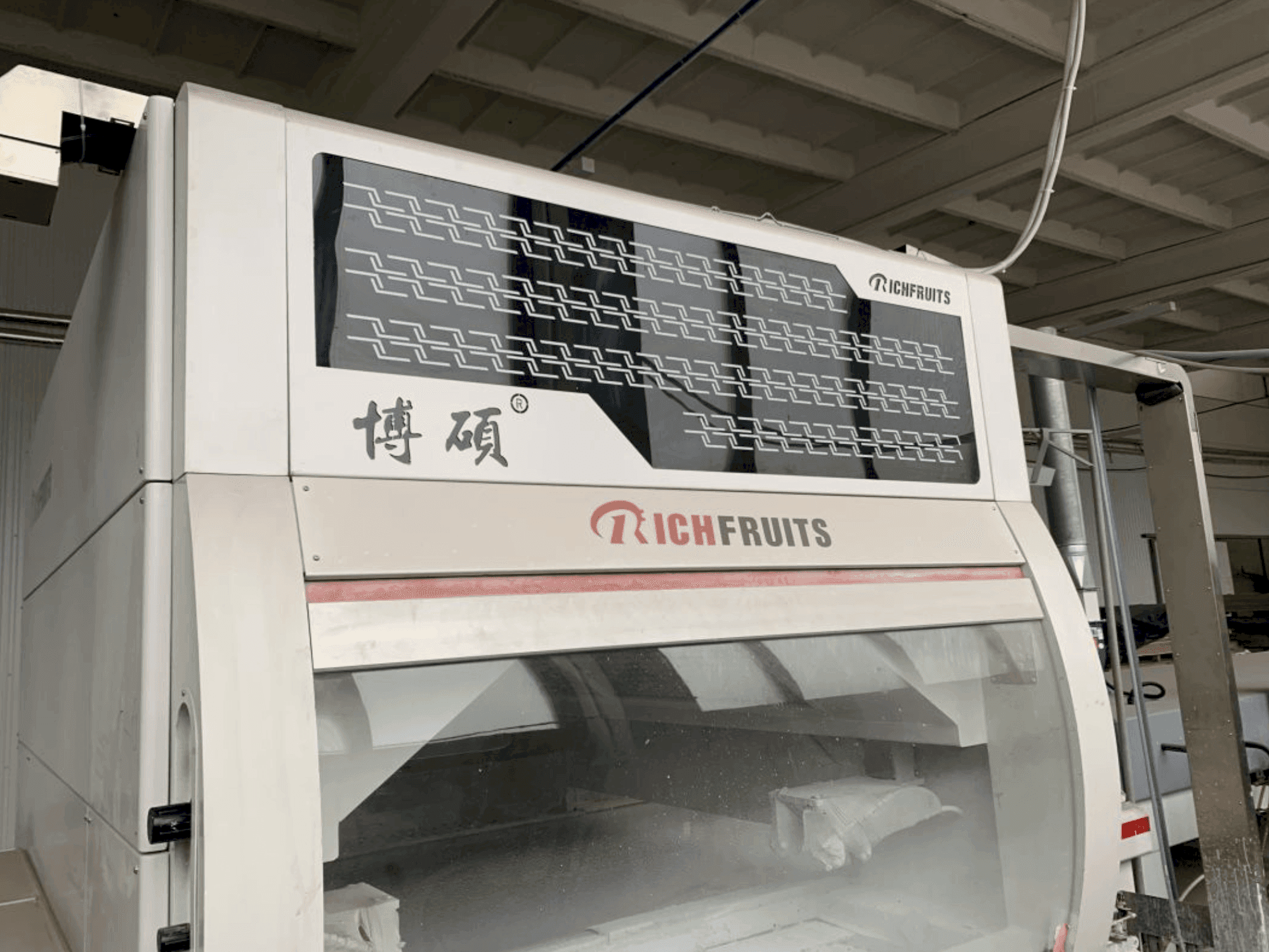 Čelní pohled na GIARDINA RICHFRUITS / NEOMEC / KREMLIN Painting Line stroj