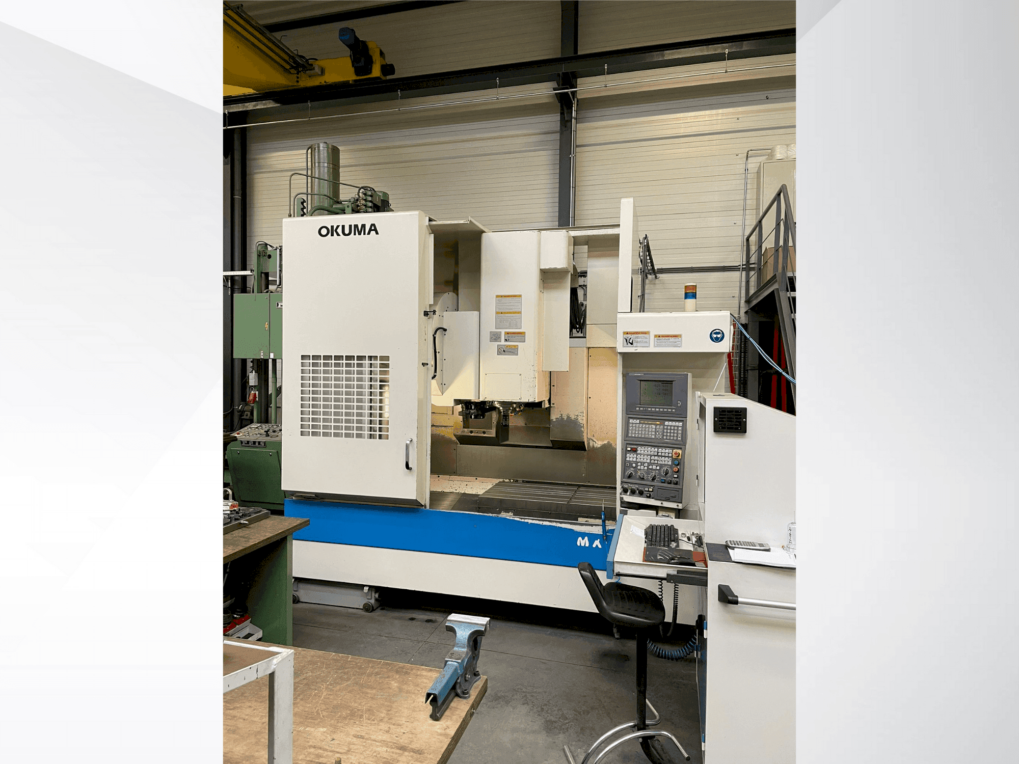 Čelní pohled na Okuma MX-55VB stroj