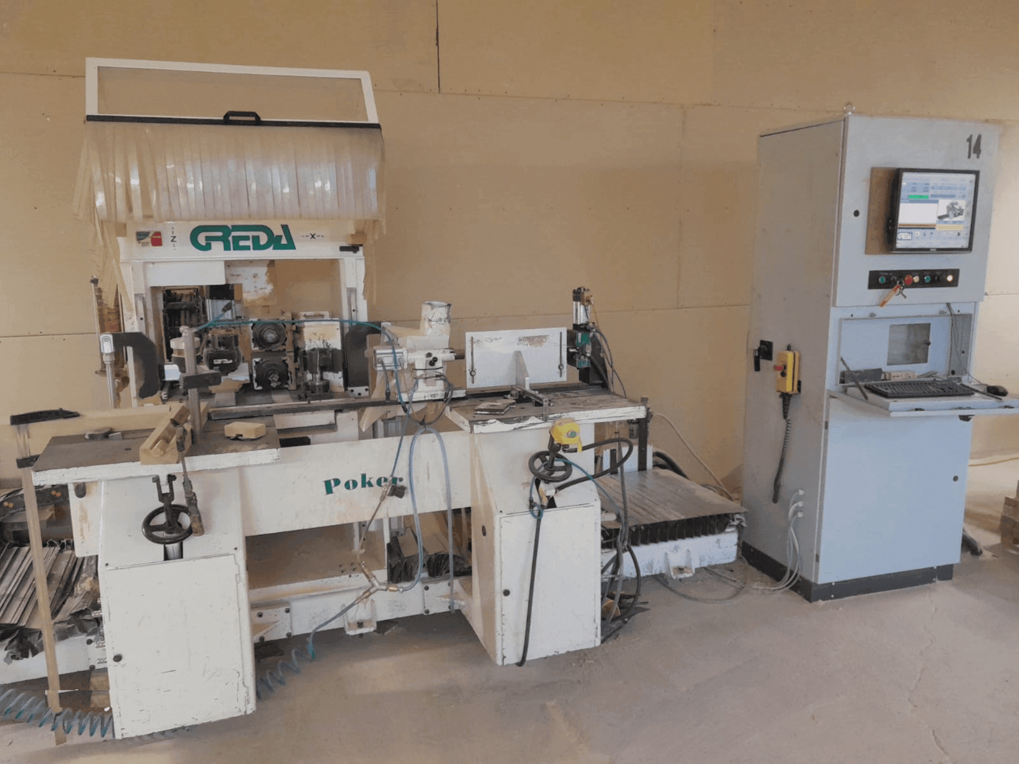 Čelní pohled na GREDA POKER stroj