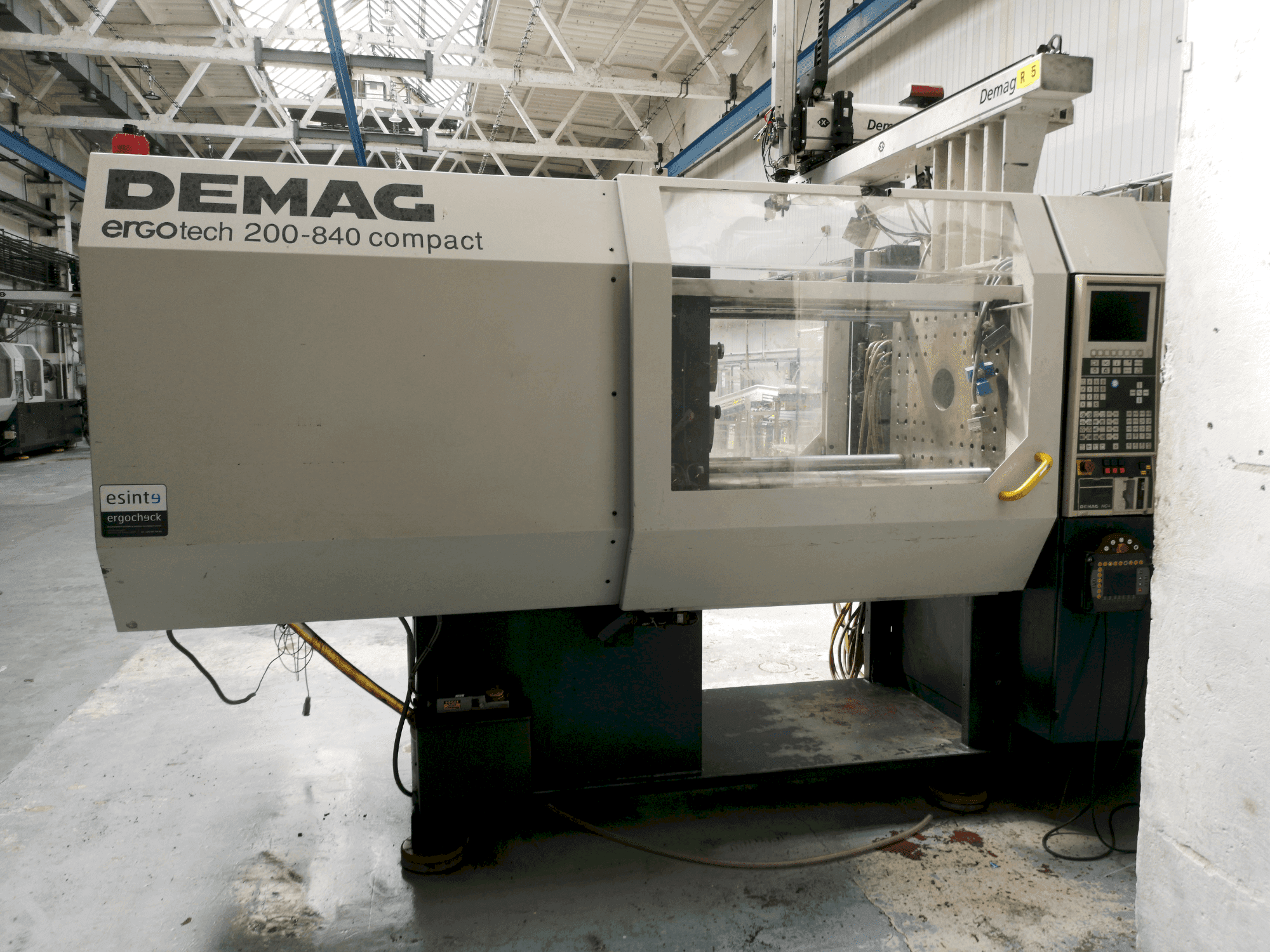 Čelní pohled na DEMAG Ergotech 200-840 Compact stroj