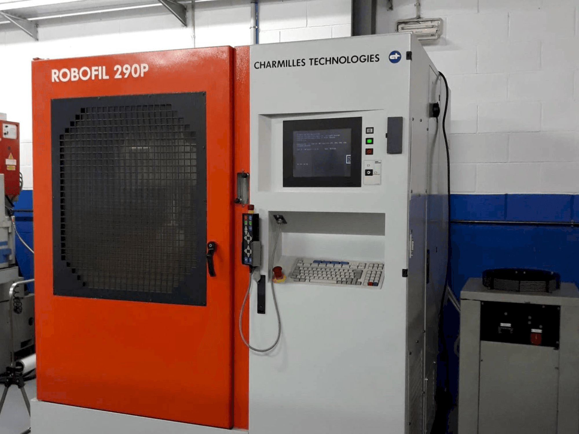 Čelní pohled na CHARMILLES ROBOFIL 290 P stroj