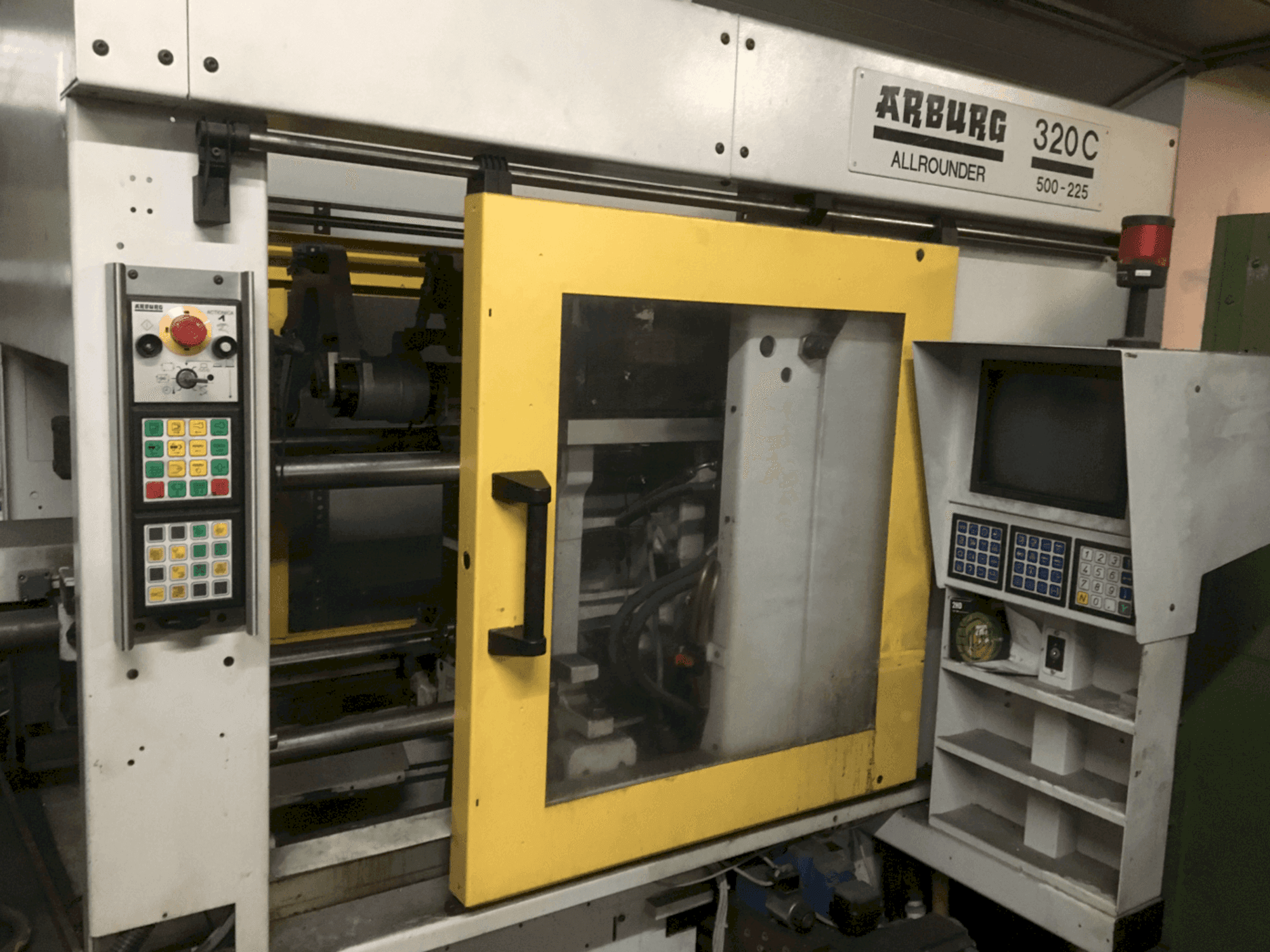 Čelní pohled na Arburg Allrounder Centex 320 CD-500-225 stroj