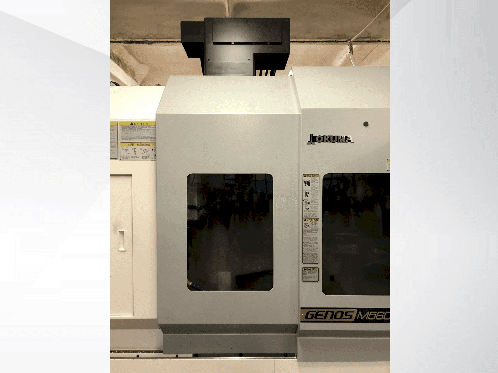 Čelní pohled na Okuma Genos M569 –V8 stroj