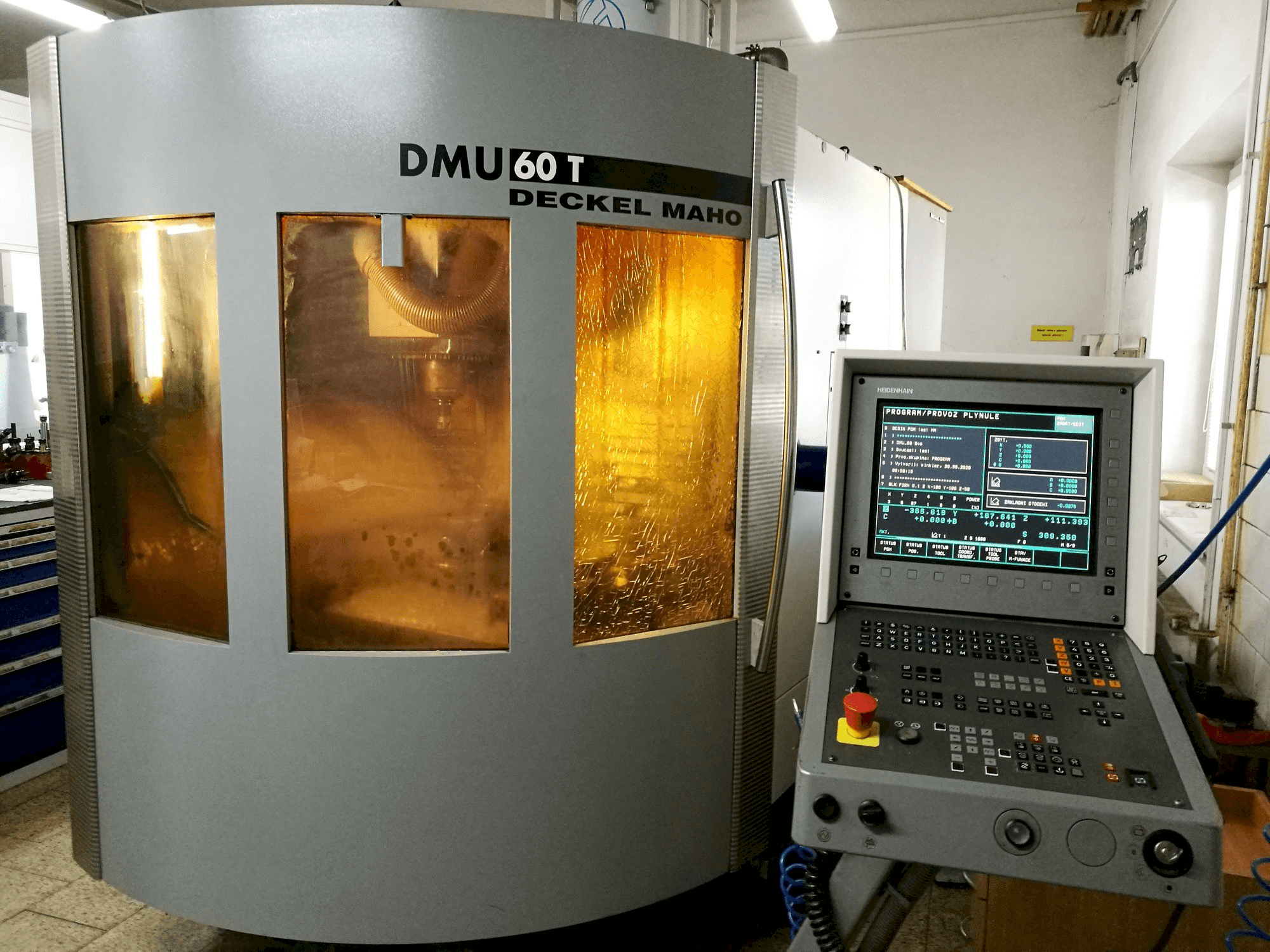 Čelní pohled na DECKEL MAHO DMU 60T stroj