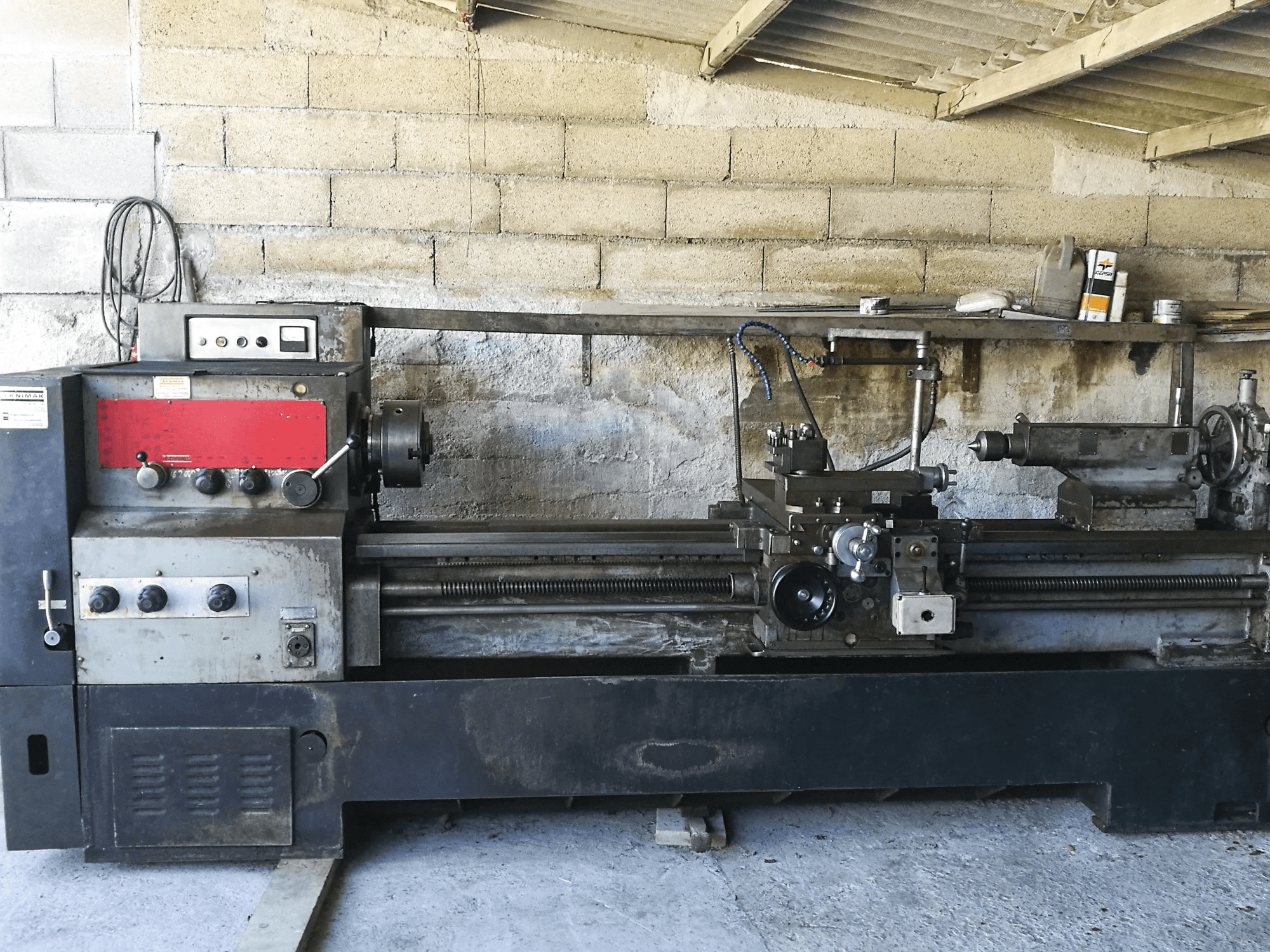 Čelní pohled 1 na TEKNIMAK MK 6047 stroj