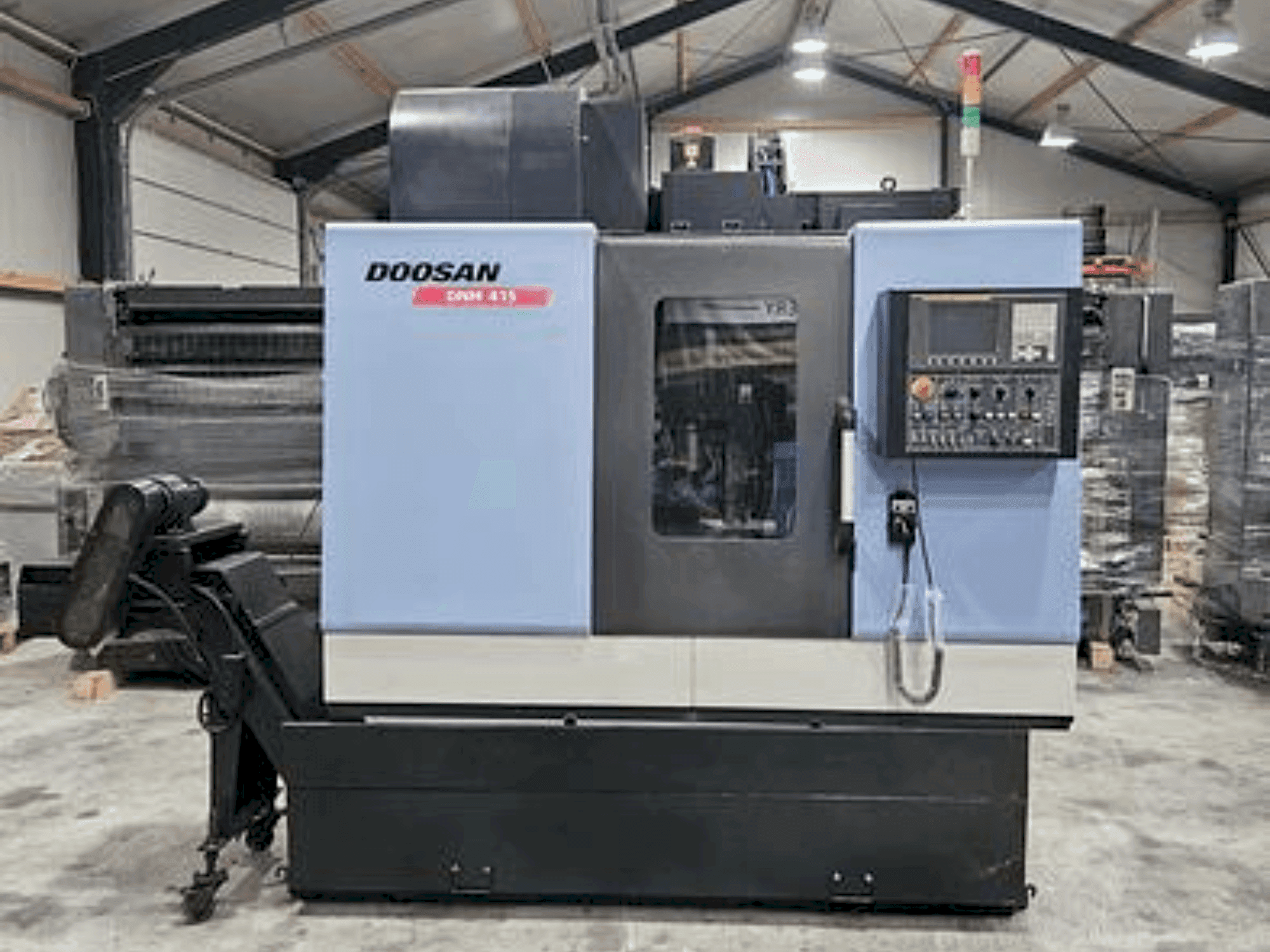Čelní pohled na DOOSAN DNM 415 (2015) stroj