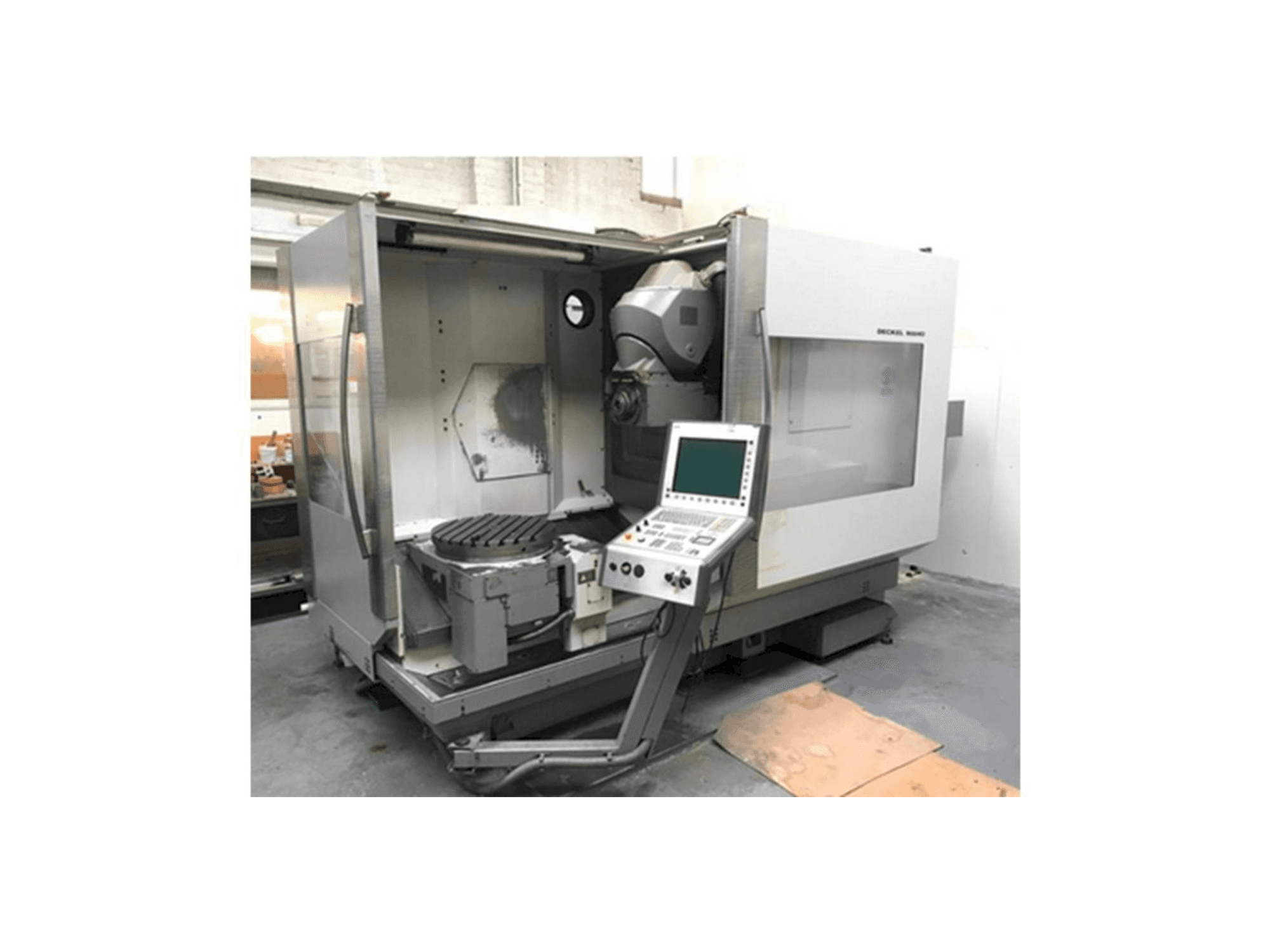 Čelní pohled na DECKEL MAHO DMU 60P Hi-Dyn stroj