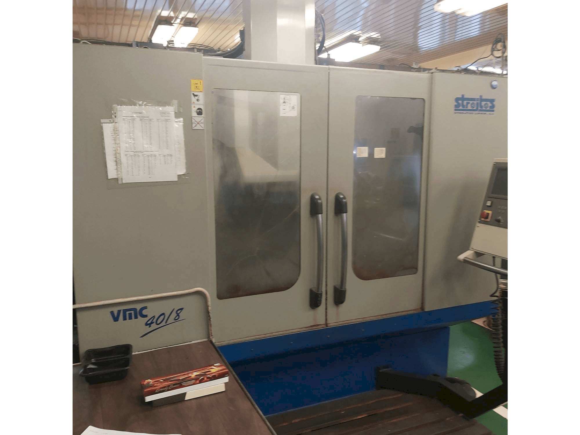 Čelní pohled na Strojtos VMC 40/8 stroj