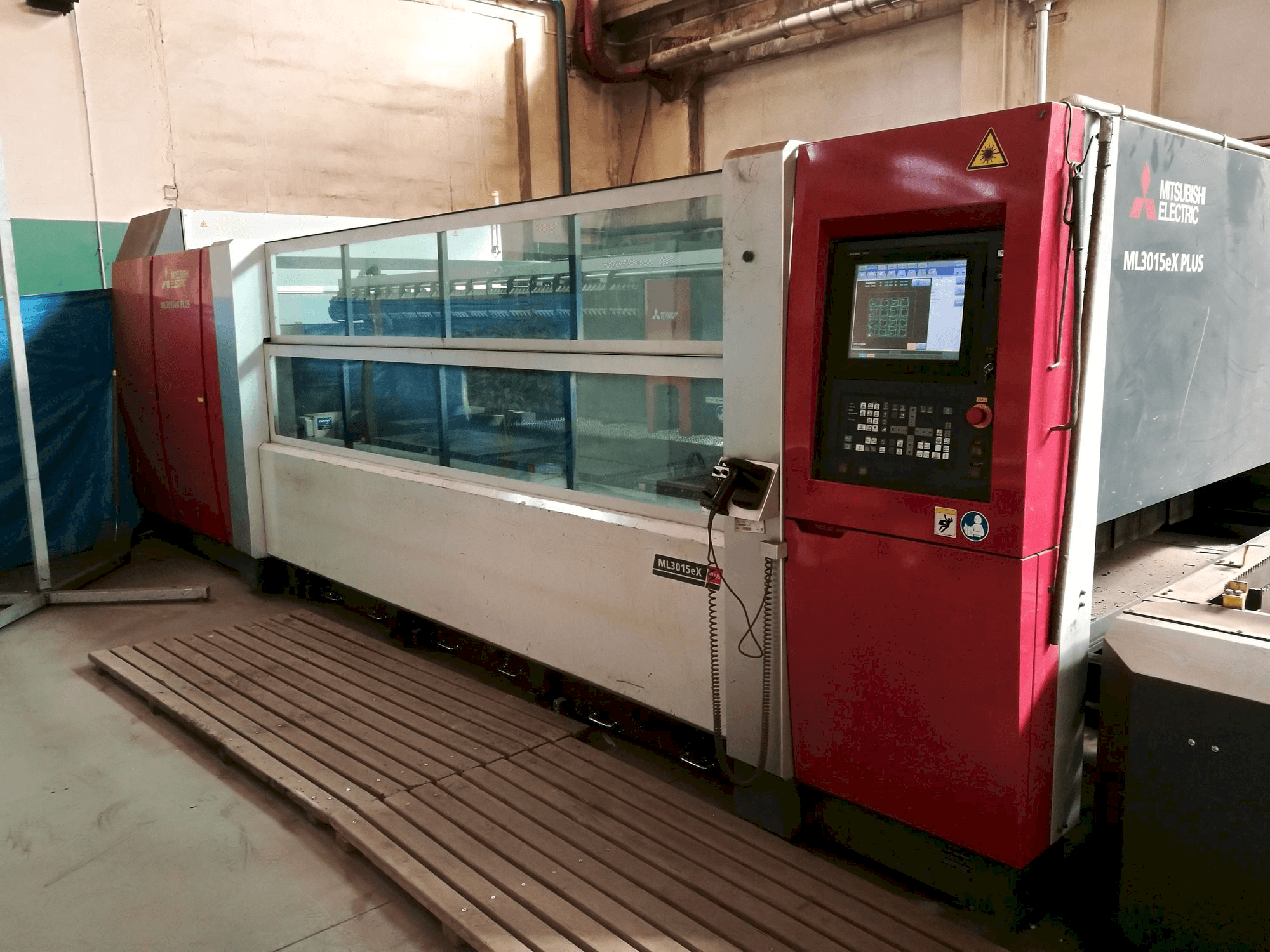 Čelní pohled na Mitsubishi ML3015eX(S2)-45CF-R stroj