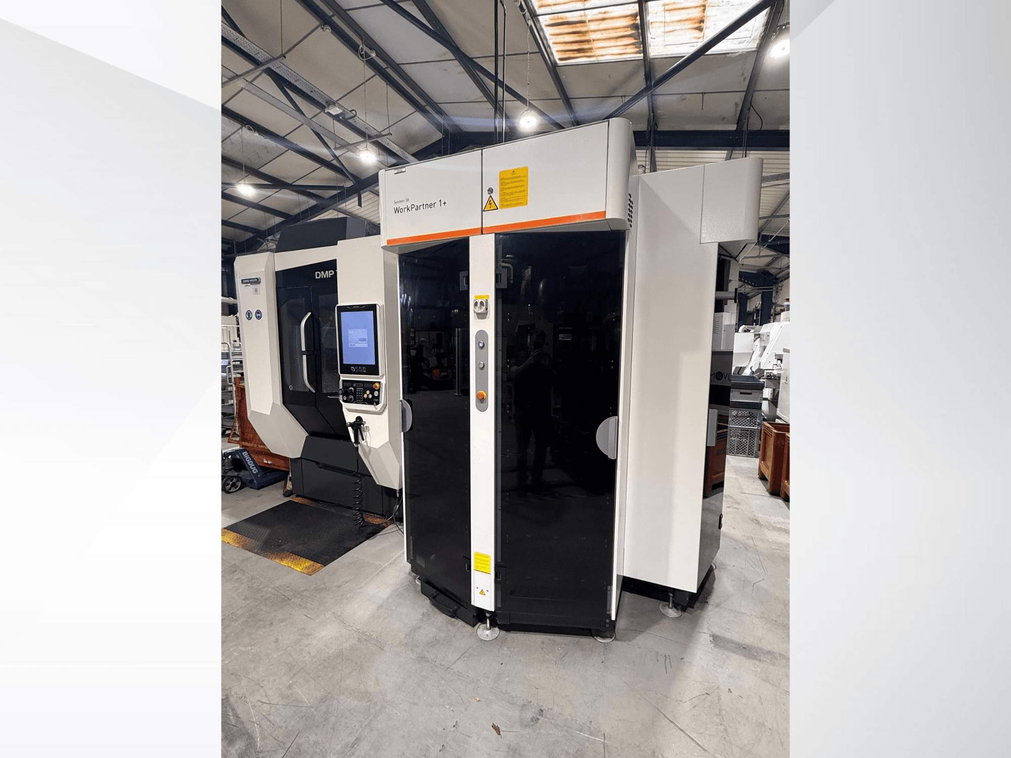 DMP WorkPartner 1+, pohled zepředu; dotykový panel a bezpečnostní indikátory ve výrobním prostředí.