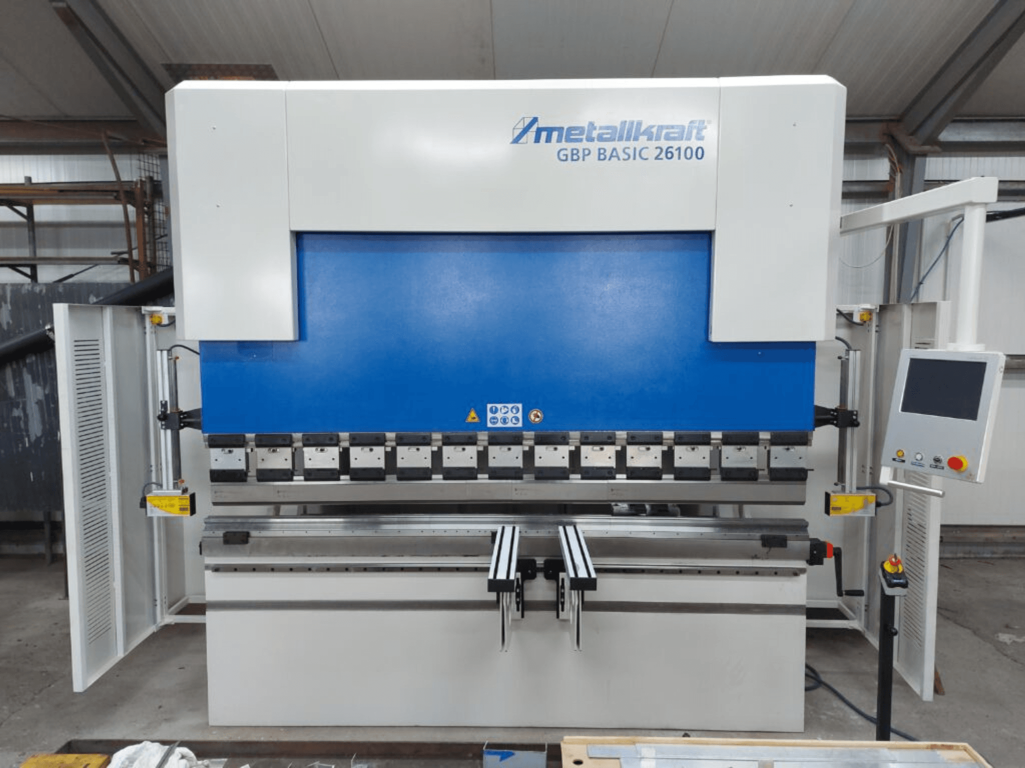 Metallkraft GBP BASIC 26100 - ohýbačka rolí v čelním pohledu, kde je vidět ovládací panel a funkce ohýbacího prostoru.