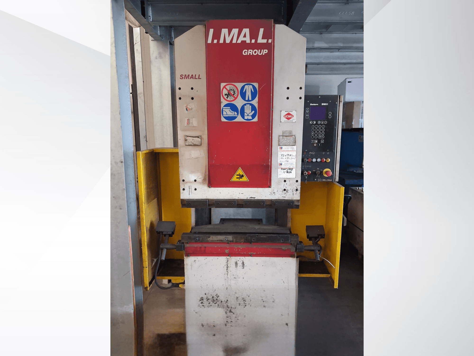 Pohled zepředu na ohýbačku IMAL SMALL 835/25 s ovládacím panelem, bezpečnostními značkami a žlutým ochranným krytem.