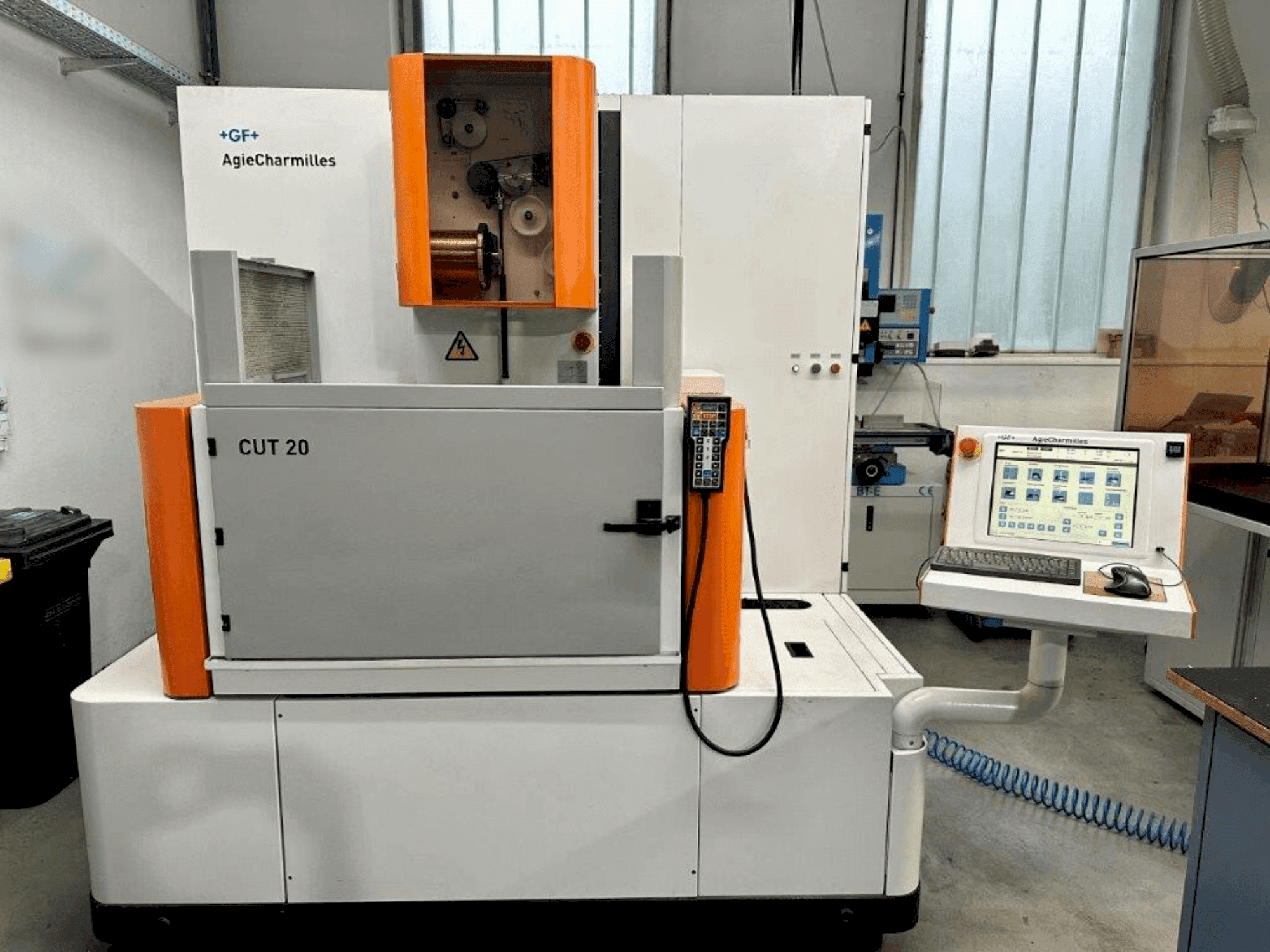 Čelní pohled na AGIE CUT 20 stroj