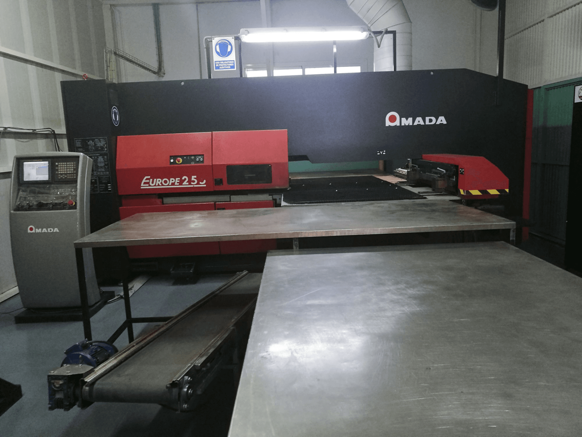 Čelní pohled na AMADA EUROPE 255 stroj