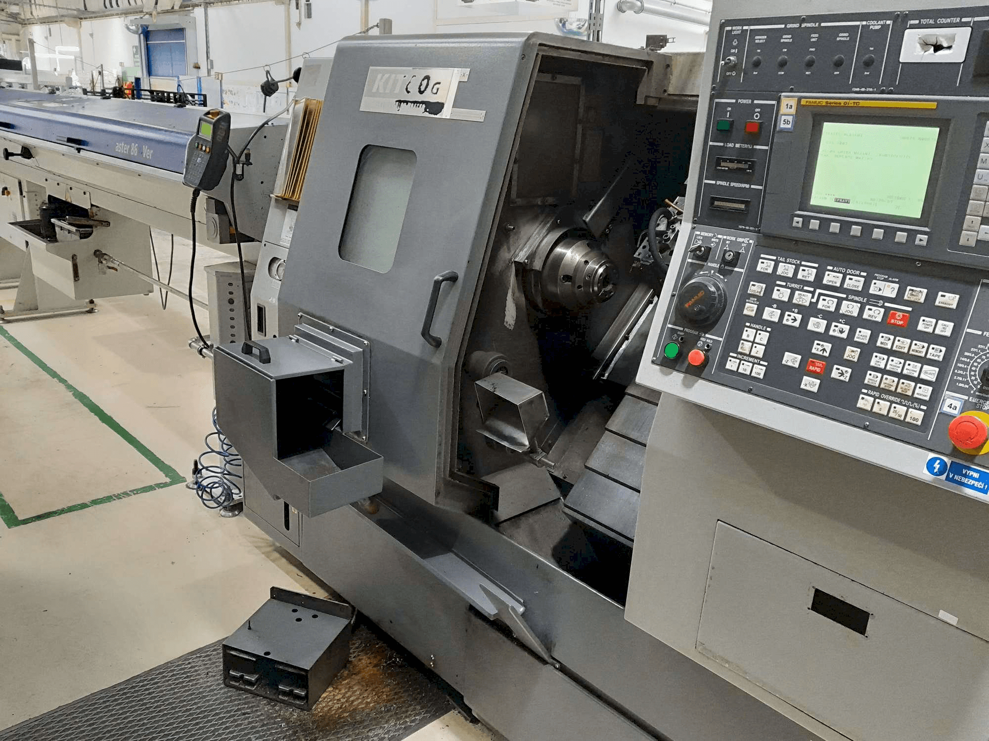 Čelní pohled na Hyundai Kia KIT60G stroj